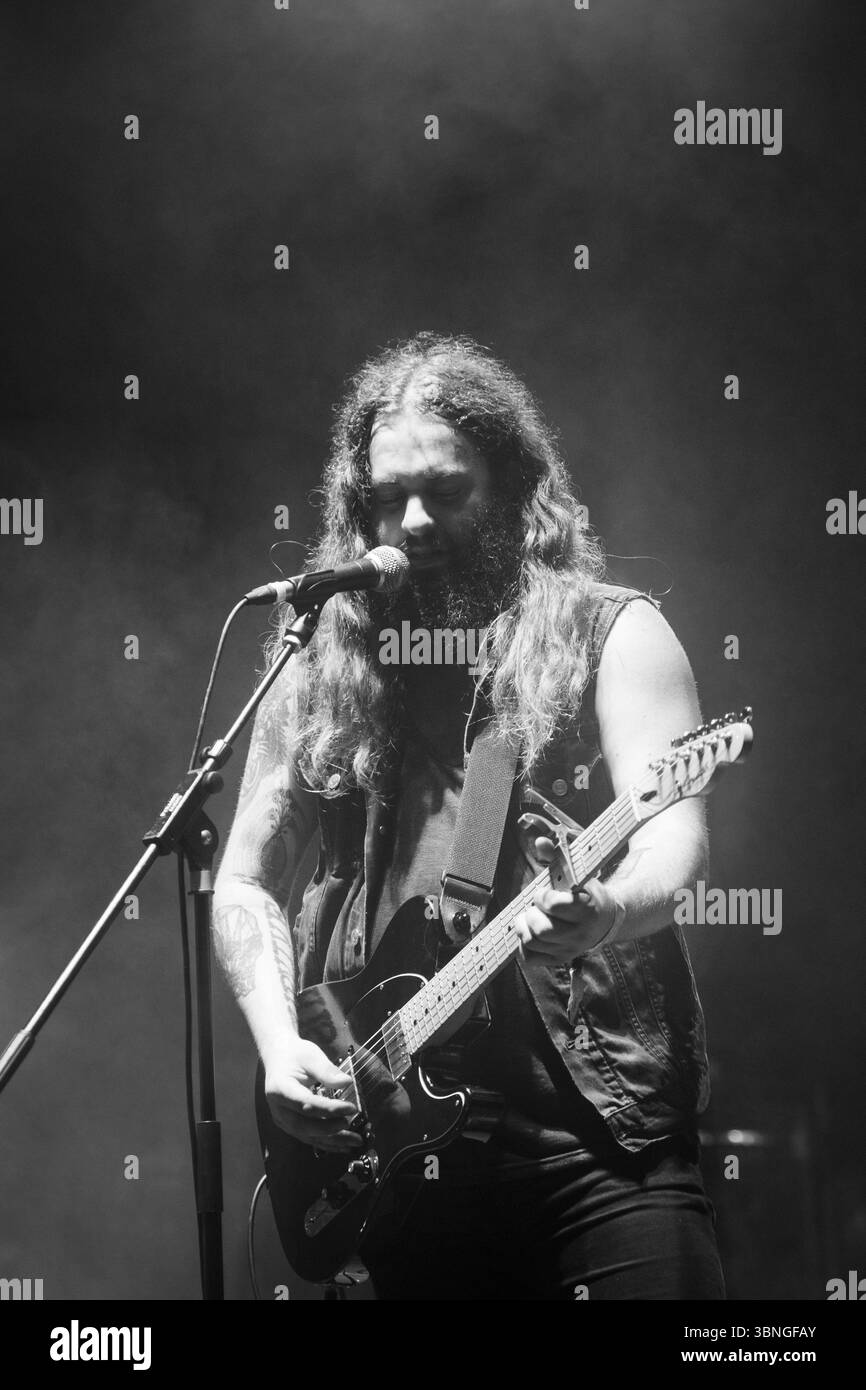 STRAND OF OAKS, GREEN MAN FESTIVAL, 2015: Timothy Showalter of STRAND OF OAKS titola il giardino murato. Il festival musicale Green Man nelle Brecon Beacons Mountains, Glanusk Park, Galles, Regno Unito, il 21 agosto 2015. Fotografia: Rob Watkins/Alamy Live News. INFO: Strand of Oaks è il progetto rock del cantautore e produttore Timothy Showalter (nato il 20 luglio 1982). Originario dell'Indiana, in seguito si stabilì ad Austin, Texas. La sua musica è stata classificata come rock e folk, così come folk rock. Showalter ha pubblicato otto album in studio Foto Stock