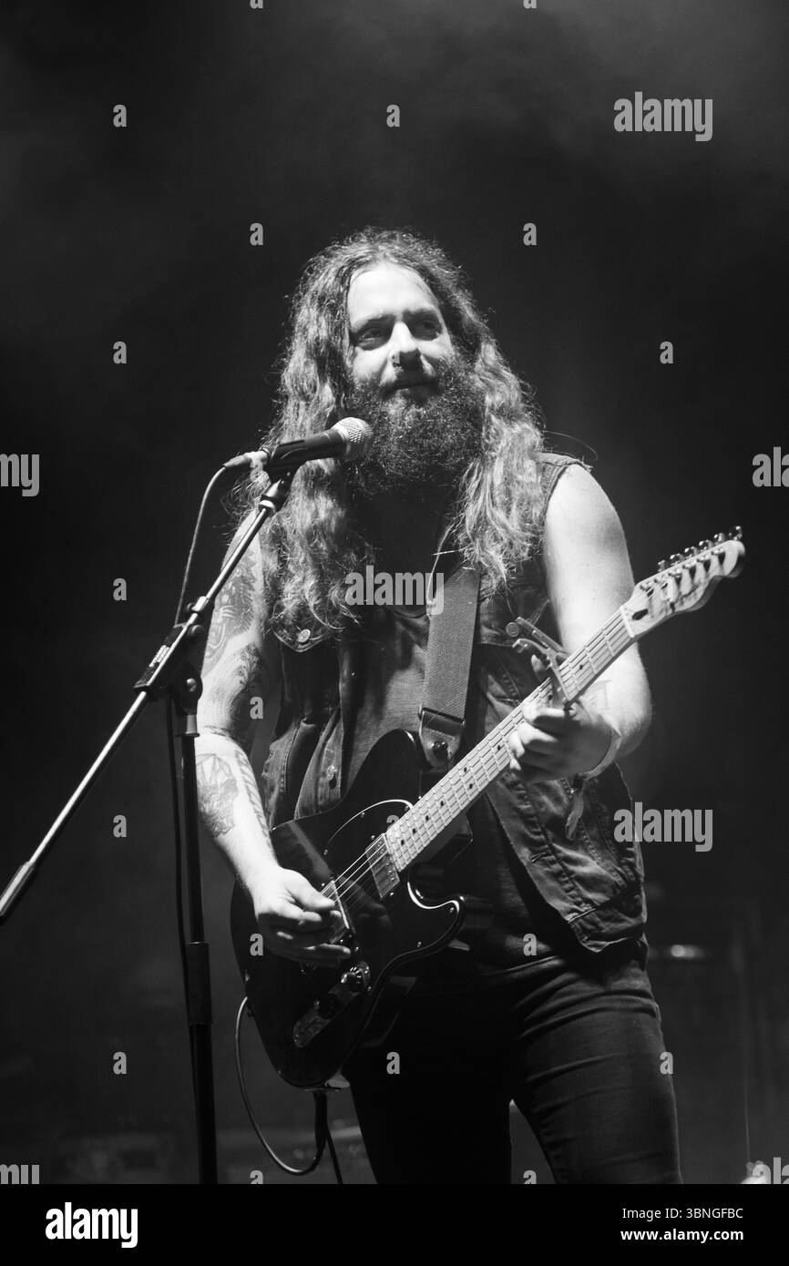 STRAND OF OAKS, GREEN MAN FESTIVAL, 2015: Timothy Showalter of STRAND OF OAKS titola il giardino murato. Il festival musicale Green Man nelle Brecon Beacons Mountains, Glanusk Park, Galles, Regno Unito, il 21 agosto 2015. Fotografia: Rob Watkins/Alamy Live News. INFO: Strand of Oaks è il progetto rock del cantautore e produttore Timothy Showalter (nato il 20 luglio 1982). Originario dell'Indiana, in seguito si stabilì ad Austin, Texas. La sua musica è stata classificata come rock e folk, così come folk rock. Showalter ha pubblicato otto album in studio Foto Stock