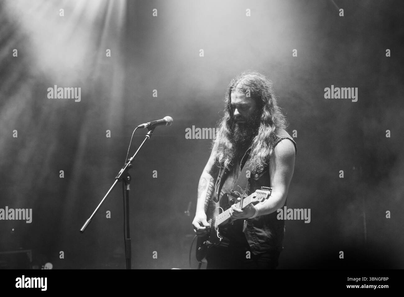 STRAND OF OAKS, GREEN MAN FESTIVAL, 2015: Timothy Showalter of STRAND OF OAKS titola il giardino murato. Il festival musicale Green Man nelle Brecon Beacons Mountains, Glanusk Park, Galles, Regno Unito, il 21 agosto 2015. Fotografia: Rob Watkins/Alamy Live News. INFO: Strand of Oaks è il progetto rock del cantautore e produttore Timothy Showalter (nato il 20 luglio 1982). Originario dell'Indiana, in seguito si stabilì ad Austin, Texas. La sua musica è stata classificata come rock e folk, così come folk rock. Showalter ha pubblicato otto album in studio Foto Stock
