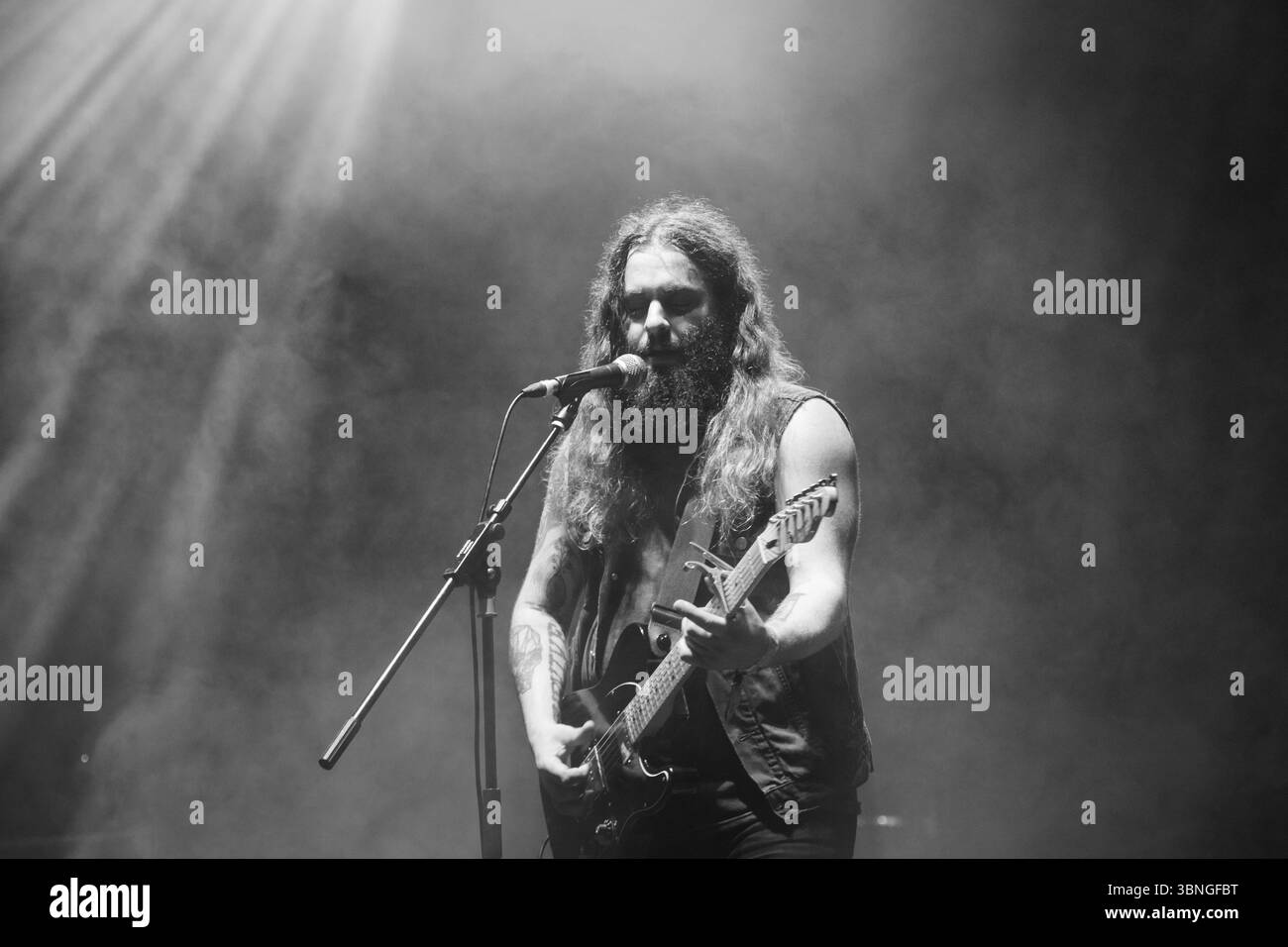 STRAND OF OAKS, GREEN MAN FESTIVAL, 2015: Timothy Showalter of STRAND OF OAKS titola il giardino murato. Il festival musicale Green Man nelle Brecon Beacons Mountains, Glanusk Park, Galles, Regno Unito, il 21 agosto 2015. Fotografia: Rob Watkins/Alamy Live News. INFO: Strand of Oaks è il progetto rock del cantautore e produttore Timothy Showalter (nato il 20 luglio 1982). Originario dell'Indiana, in seguito si stabilì ad Austin, Texas. La sua musica è stata classificata come rock e folk, così come folk rock. Showalter ha pubblicato otto album in studio Foto Stock