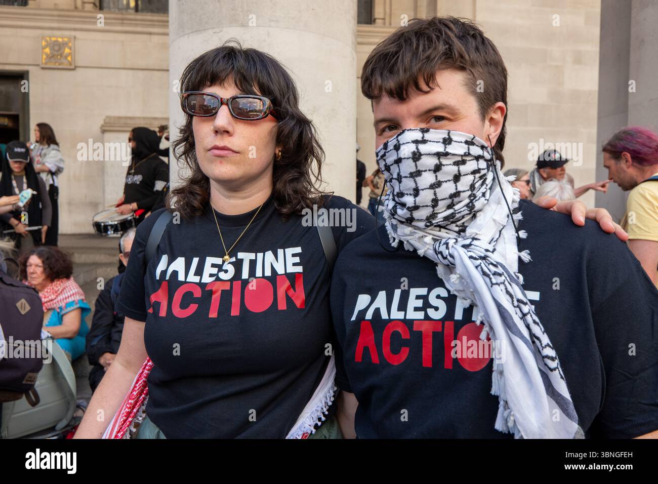 Mentre i deputati del Regno Unito votano per proscrivere la Palestina Action come gruppo terroristico, a Manchester si è tenuta una protesta. I cartelli e le magliette di Palestine Action con Palestine Action sono stati venduti e indossati durante la manifestazione. Gli attivisti hanno marciato attraverso la città con striscioni a sostegno dell'azione del gruppo Palestina. Un piccolo gruppo di Counter demonstartors che sostenevano Israele tenne una certa distanza dalla protesta principale. Manchester Regno Unito. Credito fotografico garyrobertsphotografia Foto Stock