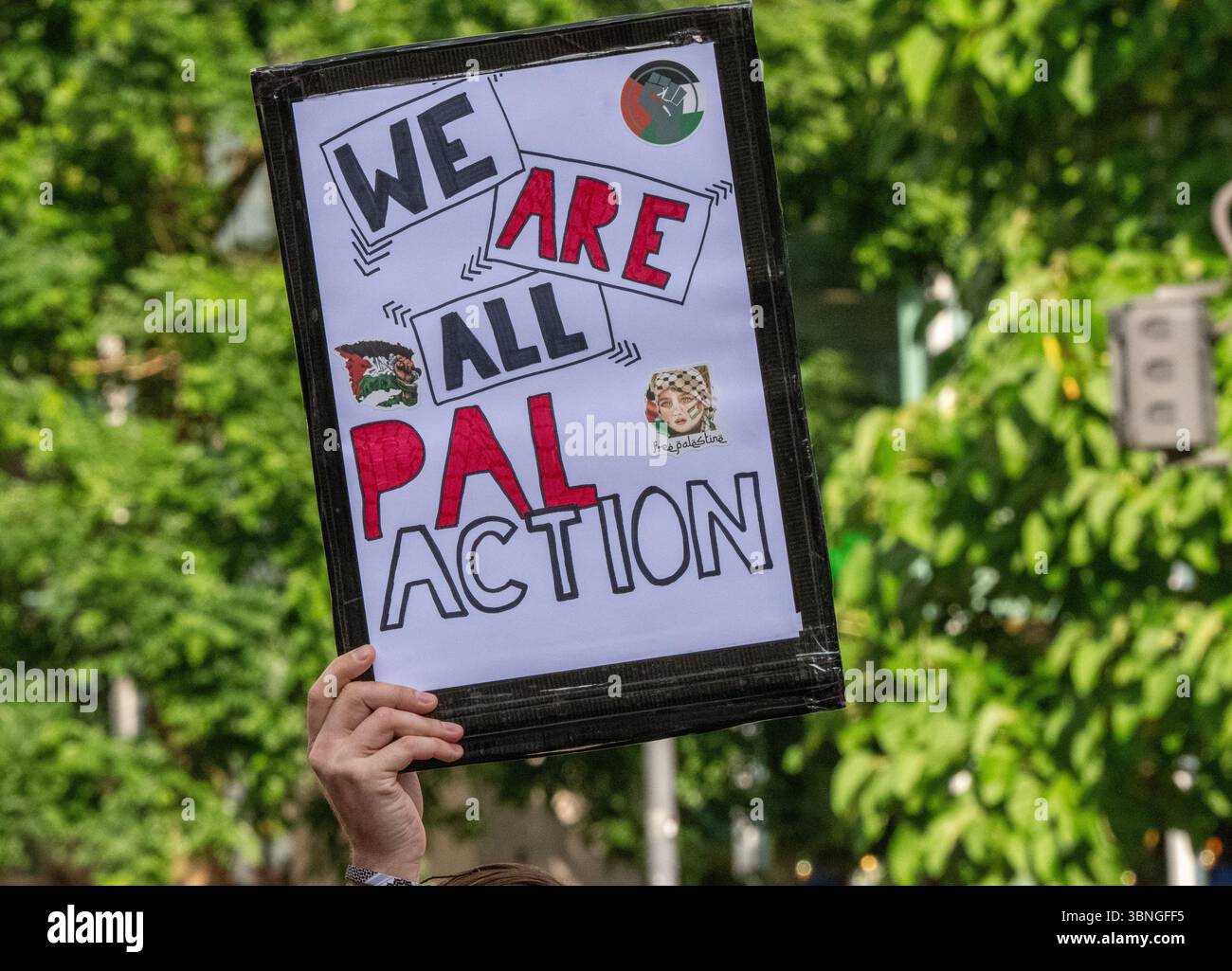 Mentre i deputati del Regno Unito votano per proscrivere la Palestina Action come gruppo terroristico, a Manchester si è tenuta una protesta. I cartelli e le magliette di Palestine Action con Palestine Action sono stati venduti e indossati durante la manifestazione. Gli attivisti hanno marciato attraverso la città con striscioni a sostegno dell'azione del gruppo Palestina. Un piccolo gruppo di Counter demonstartors che sostenevano Israele tenne una certa distanza dalla protesta principale. Manchester Regno Unito. Credito fotografico garyrobertsphotografia Foto Stock