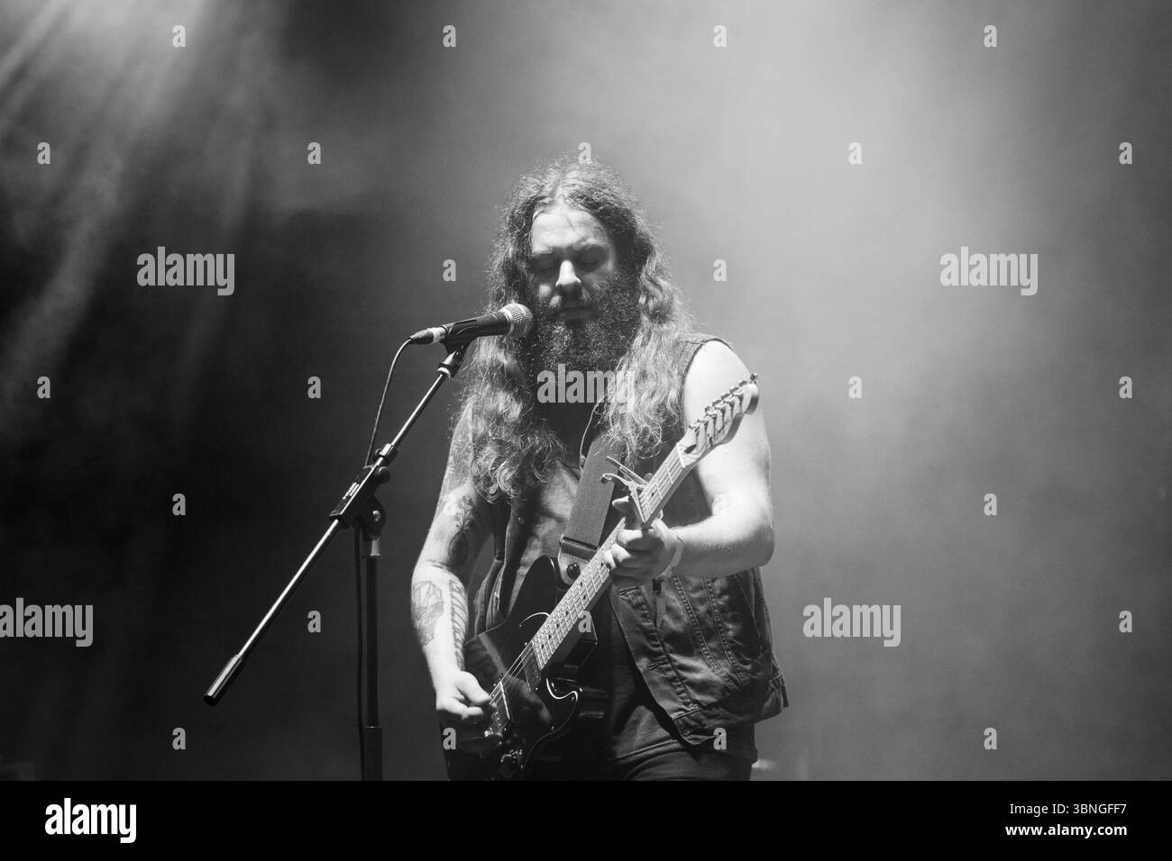 STRAND OF OAKS, GREEN MAN FESTIVAL, 2015: Timothy Showalter of STRAND OF OAKS titola il giardino murato. Il festival musicale Green Man nelle Brecon Beacons Mountains, Glanusk Park, Galles, Regno Unito, il 21 agosto 2015. Fotografia: Rob Watkins/Alamy Live News. INFO: Strand of Oaks è il progetto rock del cantautore e produttore Timothy Showalter (nato il 20 luglio 1982). Originario dell'Indiana, in seguito si stabilì ad Austin, Texas. La sua musica è stata classificata come rock e folk, così come folk rock. Showalter ha pubblicato otto album in studio Foto Stock