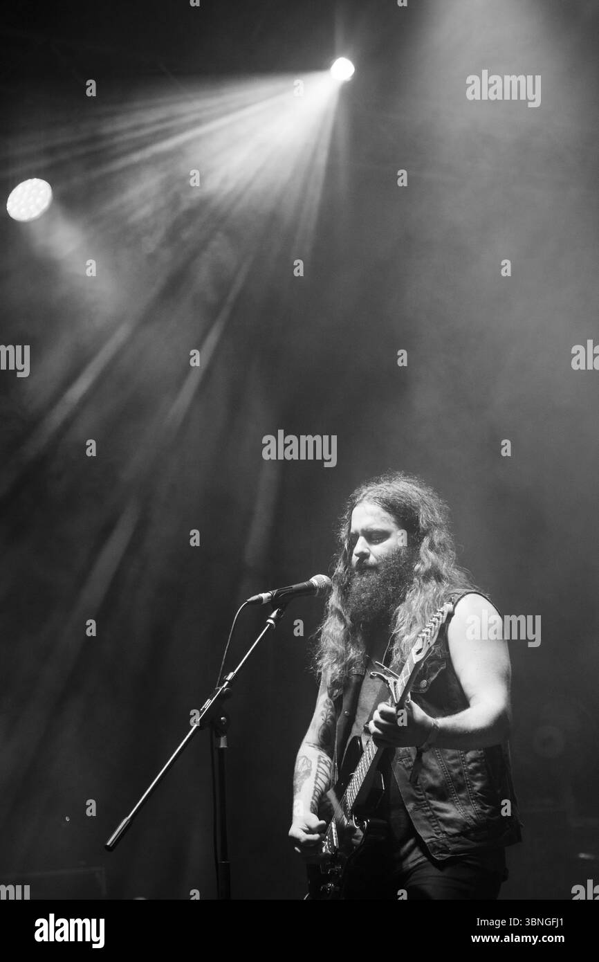 STRAND OF OAKS, GREEN MAN FESTIVAL, 2015: Timothy Showalter of STRAND OF OAKS titola il giardino murato. Il festival musicale Green Man nelle Brecon Beacons Mountains, Glanusk Park, Galles, Regno Unito, il 21 agosto 2015. Fotografia: Rob Watkins/Alamy Live News. INFO: Strand of Oaks è il progetto rock del cantautore e produttore Timothy Showalter (nato il 20 luglio 1982). Originario dell'Indiana, in seguito si stabilì ad Austin, Texas. La sua musica è stata classificata come rock e folk, così come folk rock. Showalter ha pubblicato otto album in studio Foto Stock