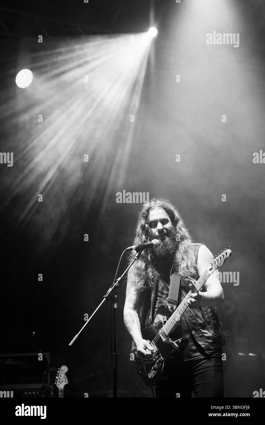 STRAND OF OAKS, GREEN MAN FESTIVAL, 2015: Timothy Showalter of STRAND OF OAKS titola il giardino murato. Il festival musicale Green Man nelle Brecon Beacons Mountains, Glanusk Park, Galles, Regno Unito, il 21 agosto 2015. Fotografia: Rob Watkins/Alamy Live News. INFO: Strand of Oaks è il progetto rock del cantautore e produttore Timothy Showalter (nato il 20 luglio 1982). Originario dell'Indiana, in seguito si stabilì ad Austin, Texas. La sua musica è stata classificata come rock e folk, così come folk rock. Showalter ha pubblicato otto album in studio Foto Stock