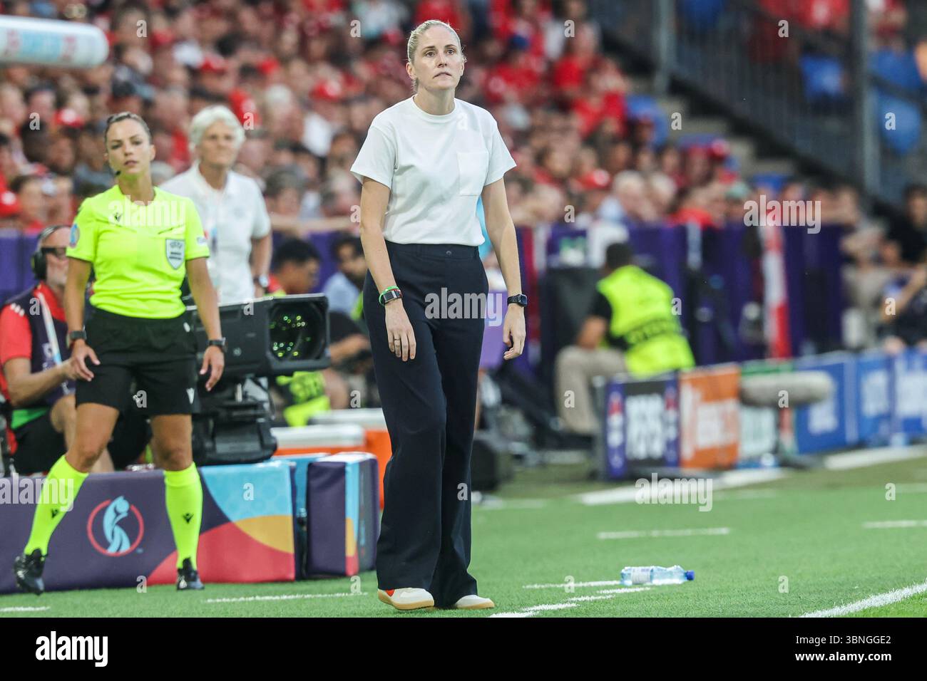Basilea, Sveits 20250702. Norges landslagssjef Gemma Grainger sotto EM-åpningskampen i fotball per kvinner mellom Norge og hjemmenasjonen Sveits på St. Jacob-Park Stadion i Basilea. Foto: Geir Olsen/NTB Foto Stock