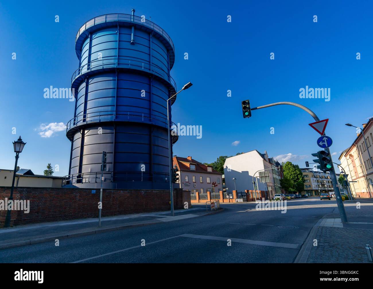 Portapacchi monumentale (Denkmalanlage Gaswerk) a Bernau, in Germania, con strade e edifici cittadini sullo sfondo. Foto Stock
