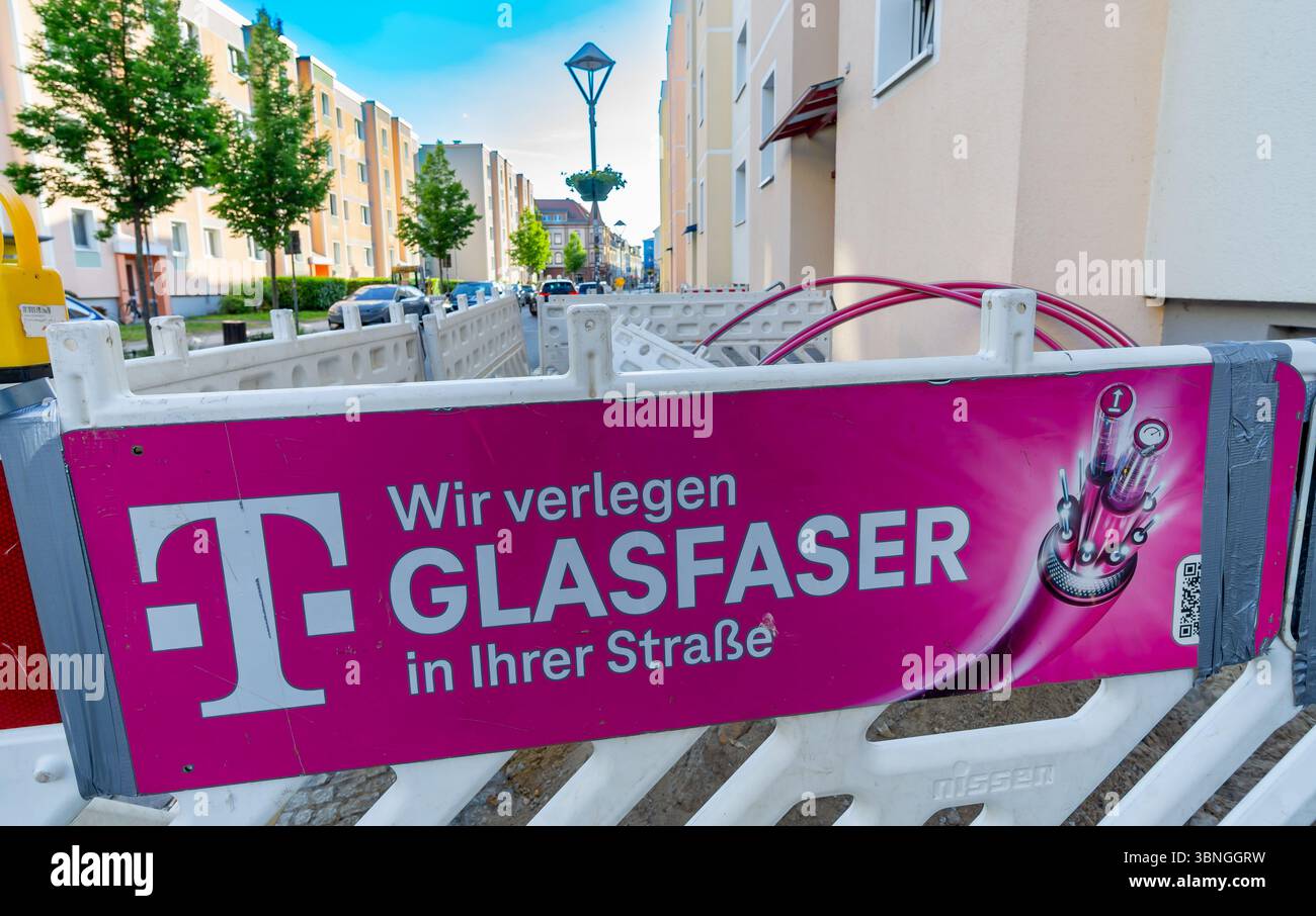 Barriera di costruzione a Bernau vicino a Berlino con cartello Telekom sull'installazione di cavi in fibra ottica. Foto Stock