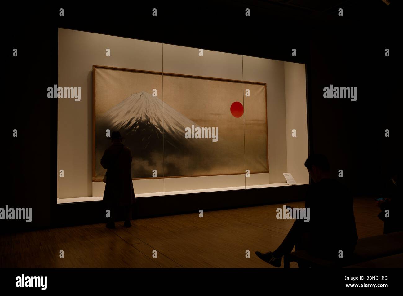 I visitatori hanno silhouette osservando il Monte Fuji di Yokoyama Taikan e i dipinti del Sole Rosso in un museo di Tokyo Foto Stock