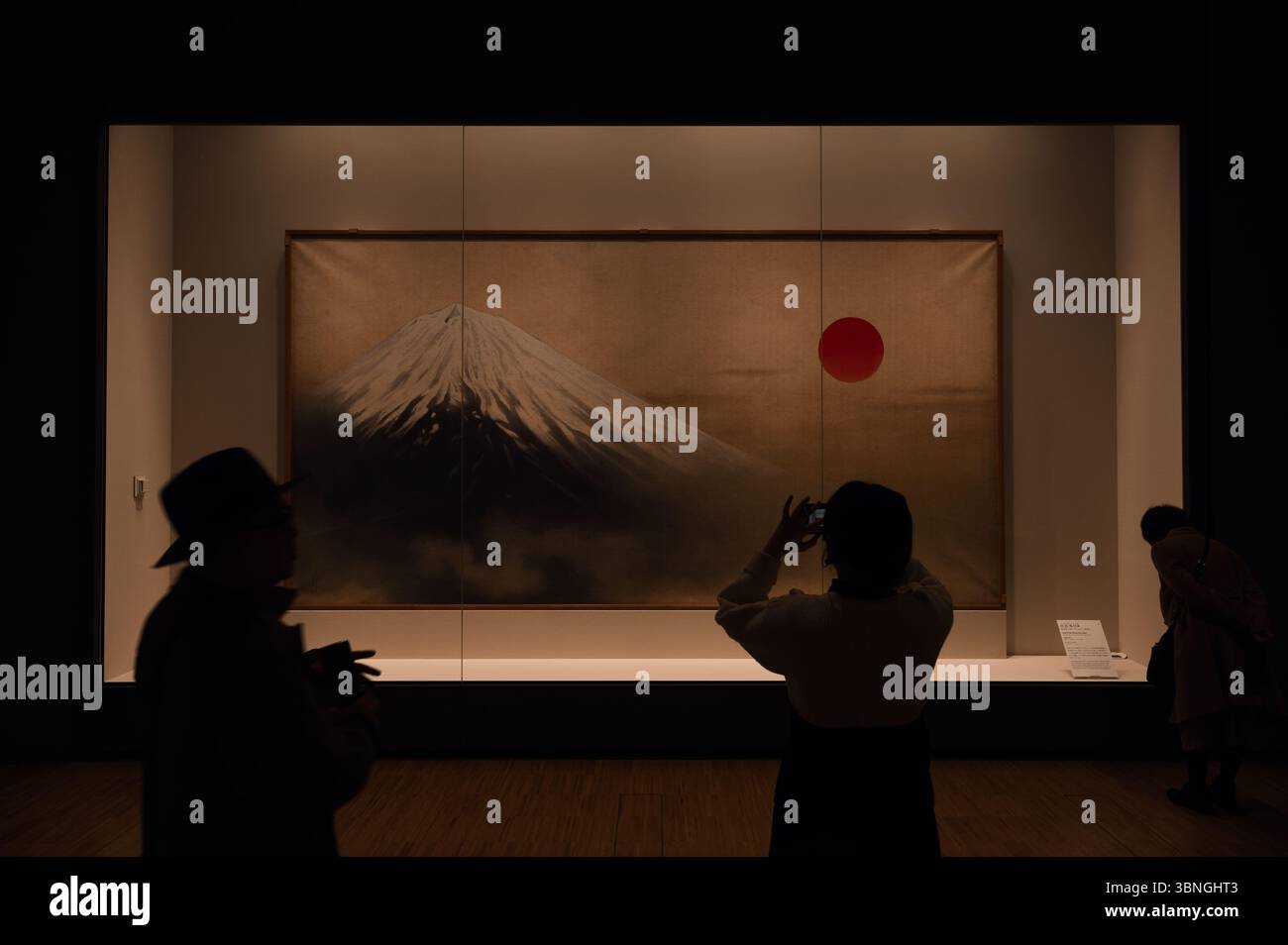 Visitatori che fotografano il Monte Fuji di Yokoyama Taikan e il dipinto del Sole Rosso Foto Stock