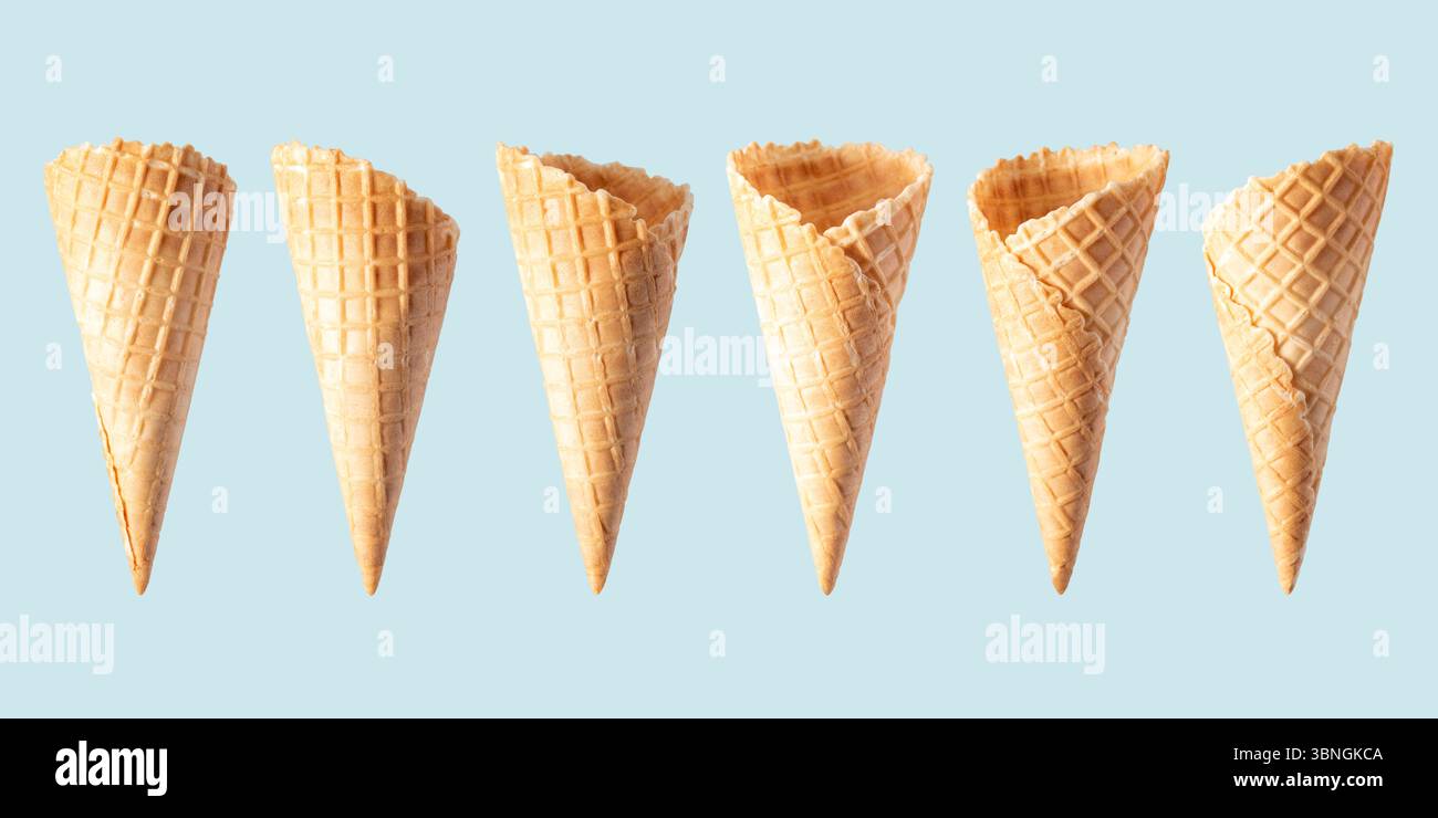 Vari coni di gelato isolati su sfondo blu. Design banner. Foto Stock