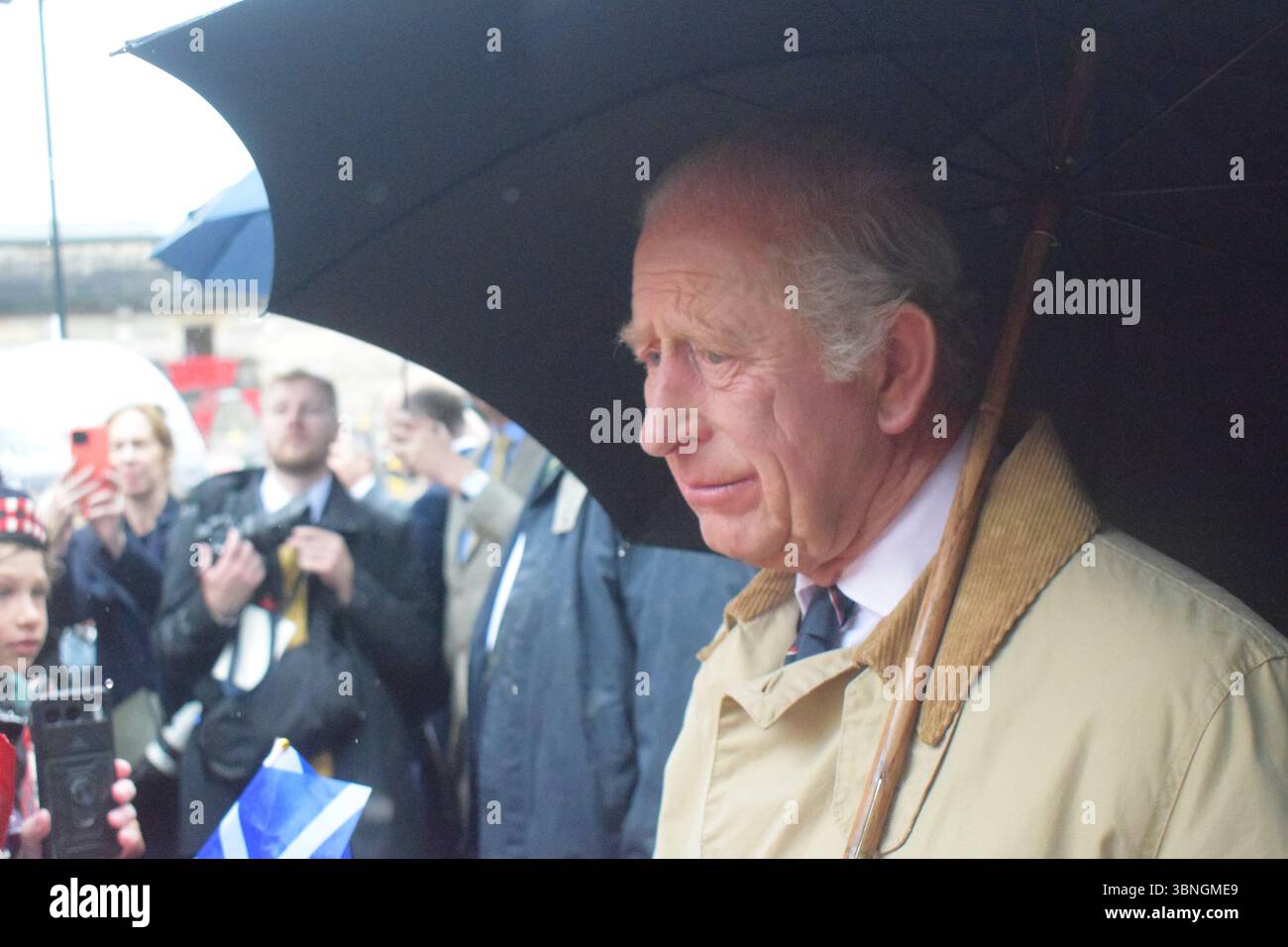 Il re incontra i membri del pubblico durante una passeggiata a Kirkcaldy, Fife. Il re e la regina parteciparono a un servizio per celebrare il centenario del monumento alla guerra della città credito: James Taylor/Alamy Live News Foto Stock