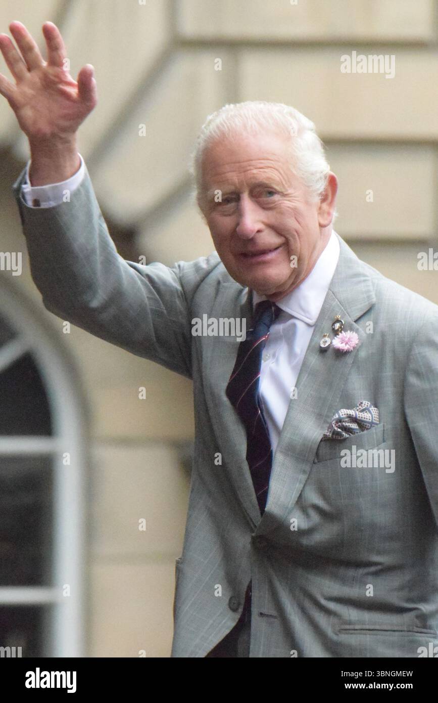 Il re arriva alla cattedrale di St Giles, Edimburgo, per l'inaugurazione di una pietra commemorativa a sua madre, la regina Elisabetta II, durante la Holyrood Week 2025 credito: James Taylor/Alamy Live News Foto Stock