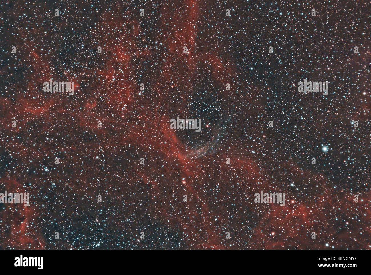 Cluster a stella aperta NGC 6883 e nebulosa a riflessione delle emissioni LBN 251 nella costellazione Cygnus. Sfondi del cielo notturno con mappe stellari Foto Stock