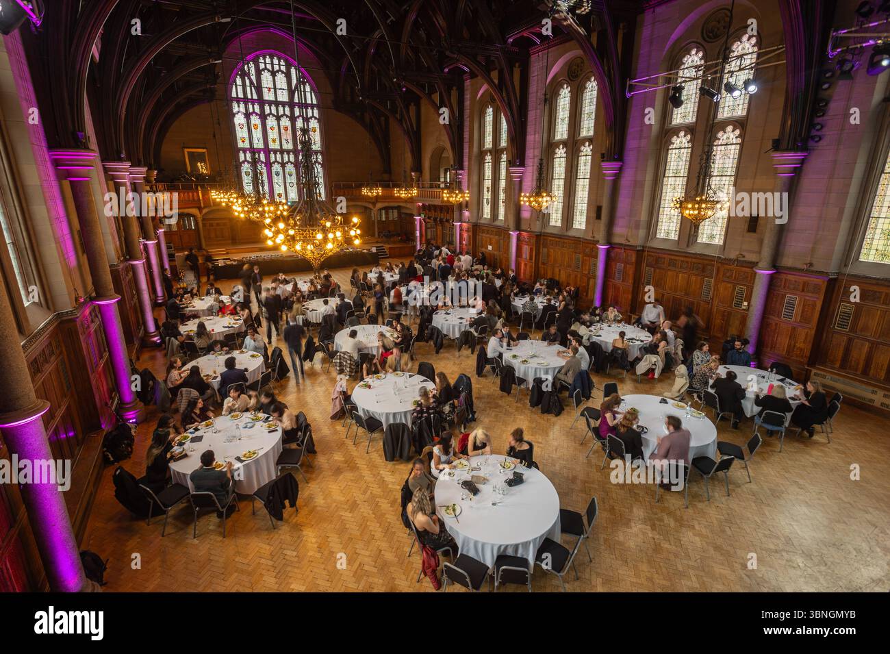 Un'immagine dai Peer Support Awards, tenutasi nella Whitworth Hall dell'Università di Manchester giovedì 25 aprile 2024. Foto Stock