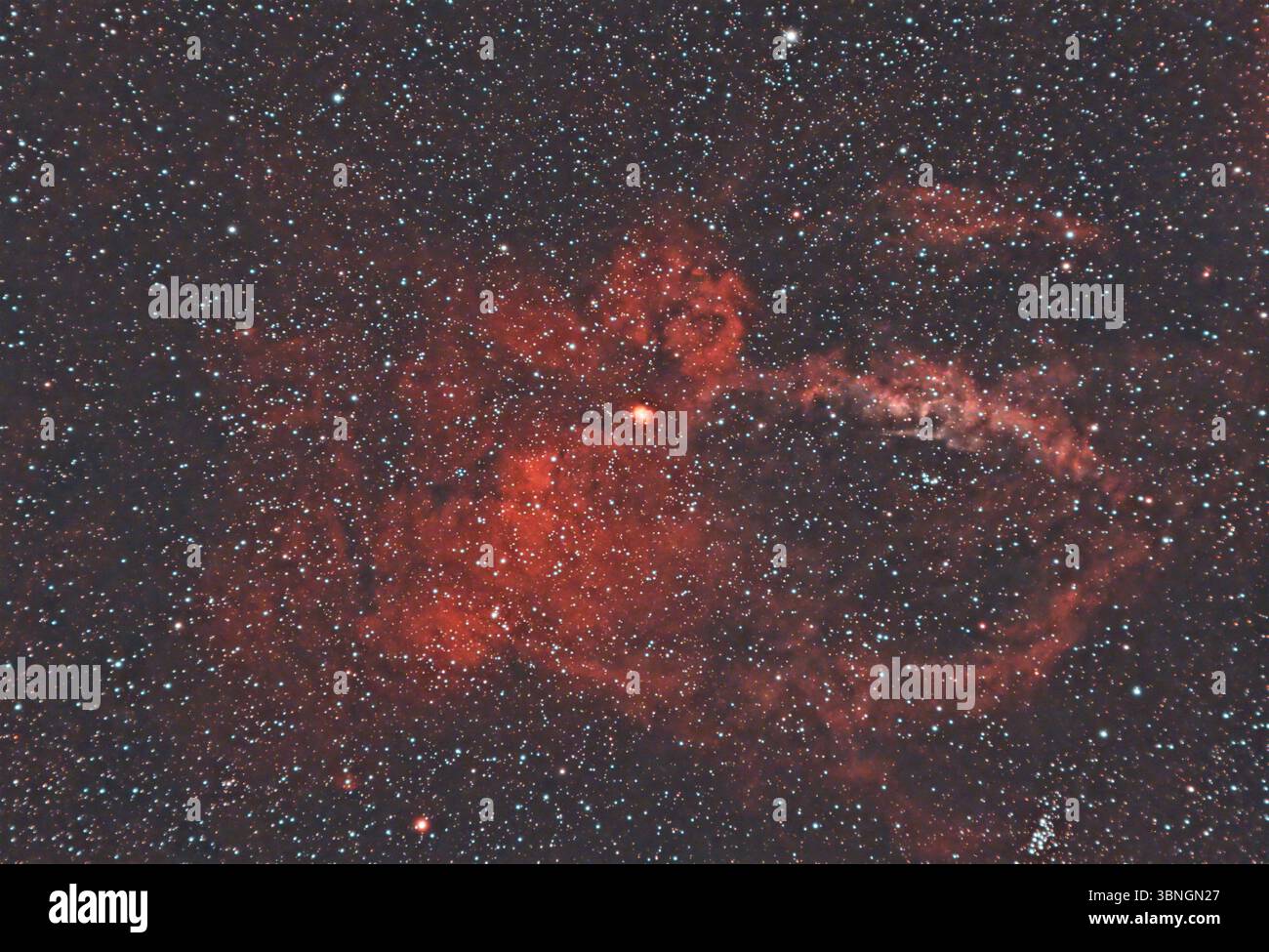 SH2-157 è una nebulosa a emissione debole ma estesa visibile nella costellazione di Cassiopea. Sfondi del cielo notturno con mappe stellari Foto Stock