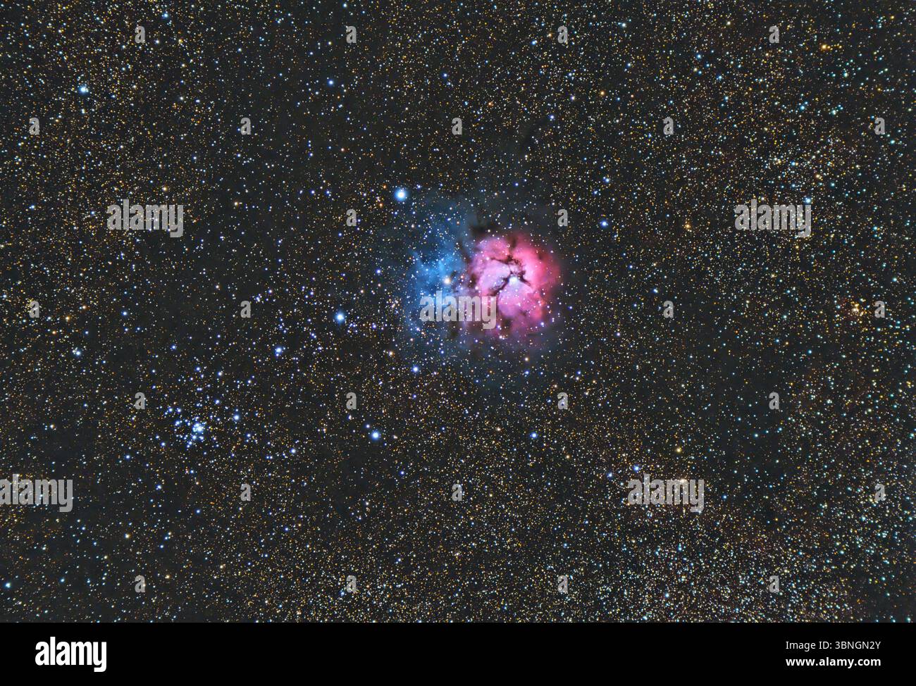 La Nebulosa Trifida (Messier 20, NGC 6514) è una regione H II nel nord-ovest del Sagittario in una regione che forma stelle nello Scutum-Centauro della via Lattea Foto Stock