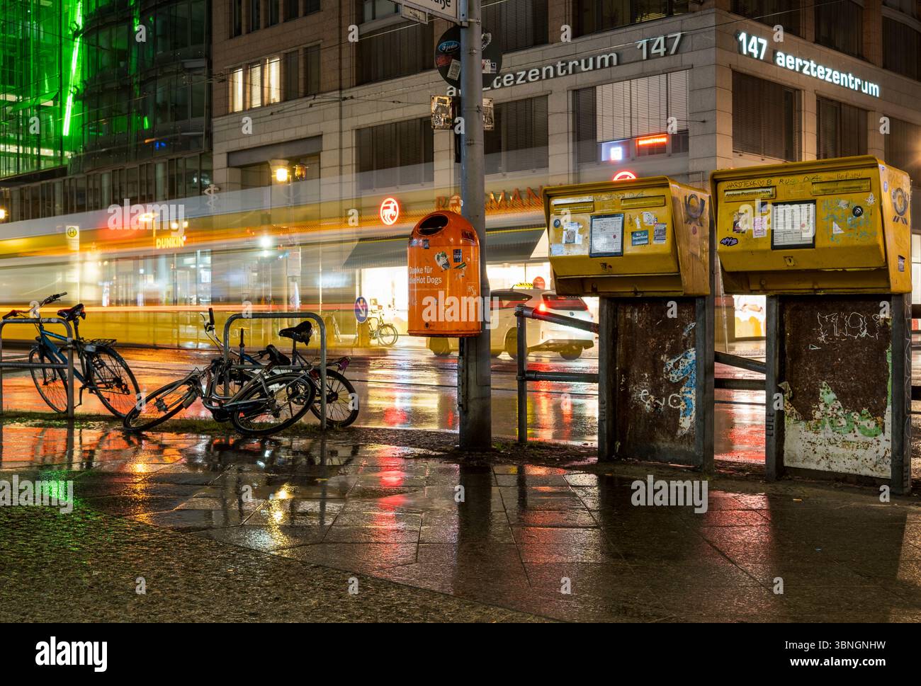 Lunga esposizione notturna di un tram a Friedrichstraße, Berlino, Germania Foto Stock