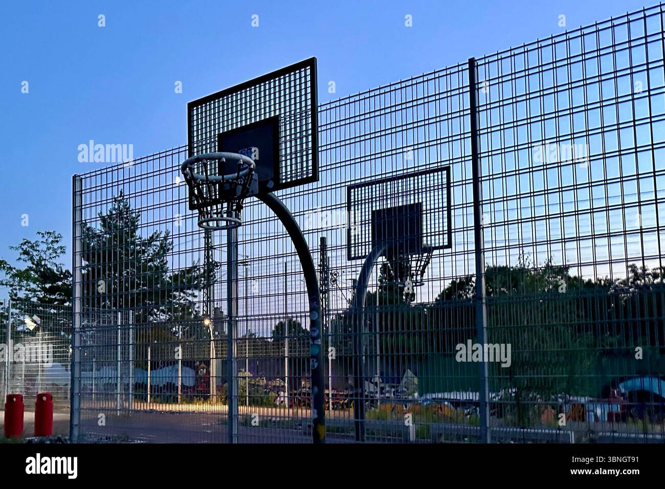 Campo da pallacanestro nel Park am Gleisdreieck al crepuscolo, Berlino, Germania - Immagine stock catturata con smartphone