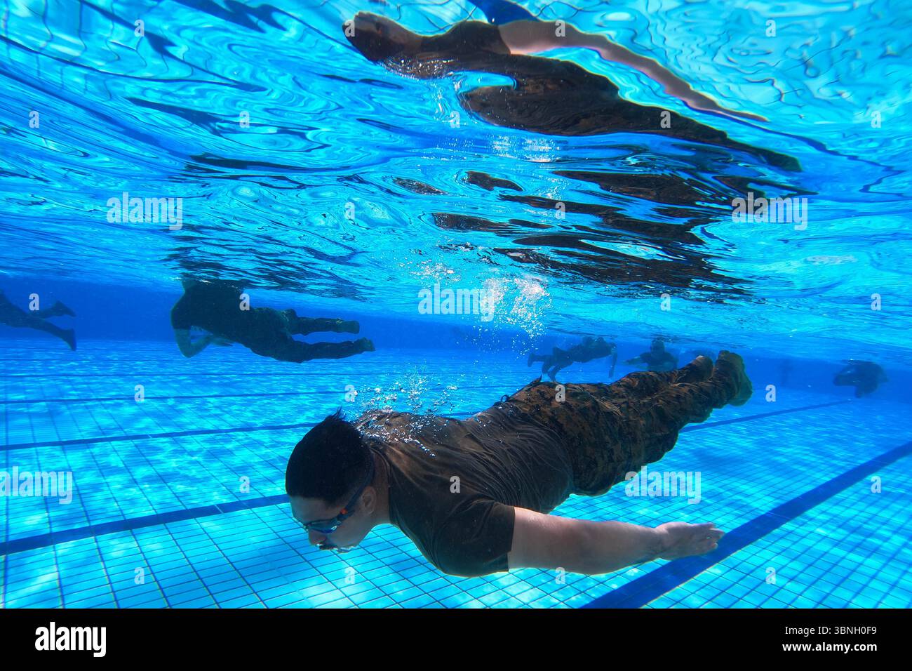 25 giugno 2025 - Camp Hansen, Okinawa, Giappone - i Marines statunitensi con III Marine Expeditionary Force Information Group partecipano ad un corso di addestramento avanzato di sopravvivenza in acqua a Camp Hansen, Okinawa, Giappone, 25 giugno 2025. Il corso Water Survival Advanced è il più alto livello di qualifica per nuotare che i Marines possono ottenere prima di essere idonei a diventare un istruttore del corpo dei Marines per la sopravvivenza in acqua. Durante il corso, i Marines hanno sopportato 50 ore di allenamento di nuotate di resistenza, tecniche salvavita, condizionamento fisico e mentale e esercizi di fiducia. (Immagine di credito: © Diana Garcia/U.S. Marine/ZUMA Press Wire) EDI Foto Stock