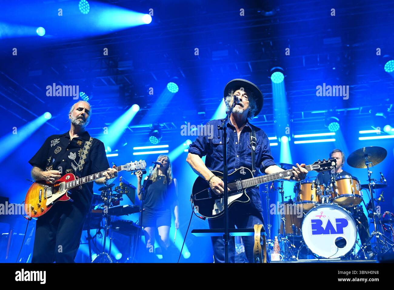 Wolfgang NIEDECKEN, BAP, musicista, chitarrista, cantante, fondatore della rock band tedesca li: Ulrich Rode (chitarrista). BAP, live, concerto, palco, Tollwood Festival il 2 luglio 2025 Foto Stock