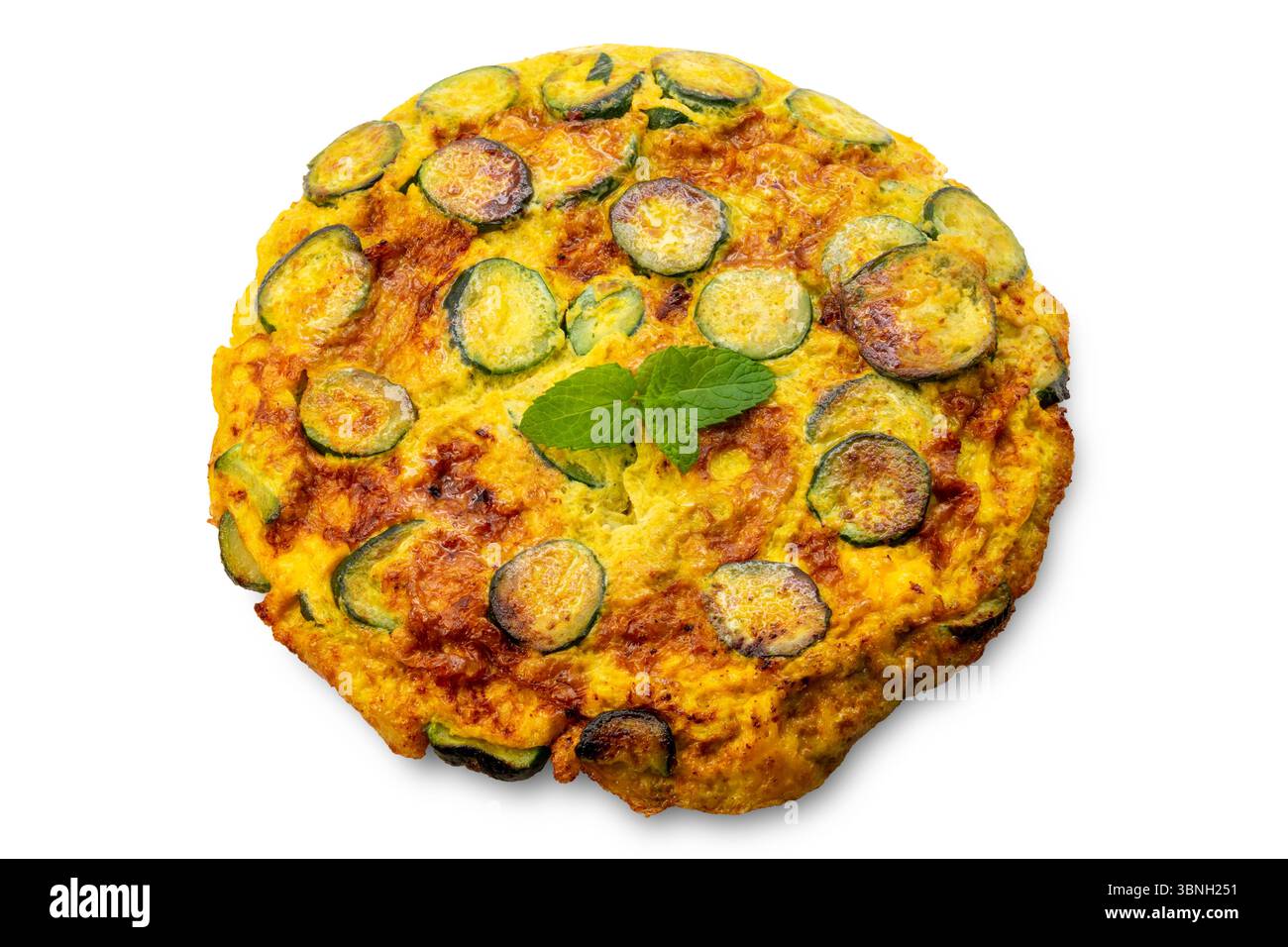 Omelette con zucchine a fette e foglie di menta isolate su bianco con percorso di ritaglio incluso Foto Stock