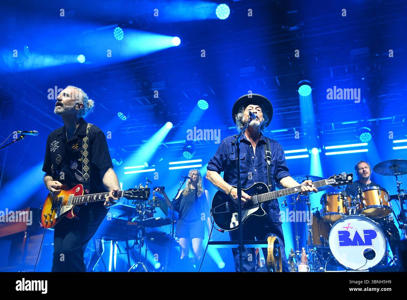 Wolfgang NIEDECKEN, BAP, musicista, chitarrista, cantante, fondatore della rock band tedesca li:li:Ulrich Rode (chitarrista). BAP, live, concerto, palco, Tollwood Festival il 2 luglio 2025? Foto Stock