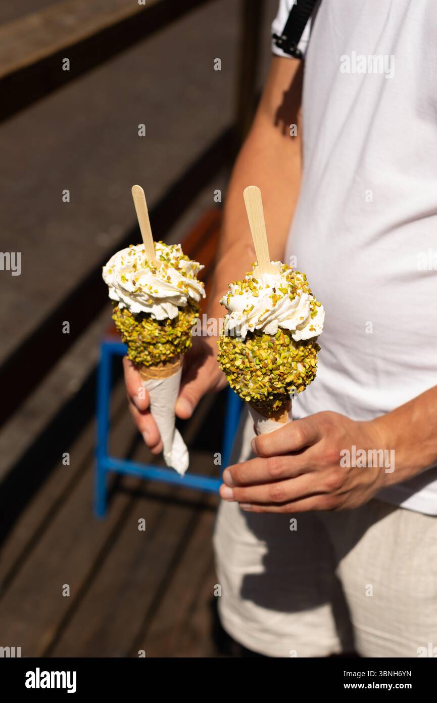 Appetitoso pistacchio libanese e gelato a Parigi. Un'esperienza dolce mediorientale vivace e rinfrescante. Foto Stock