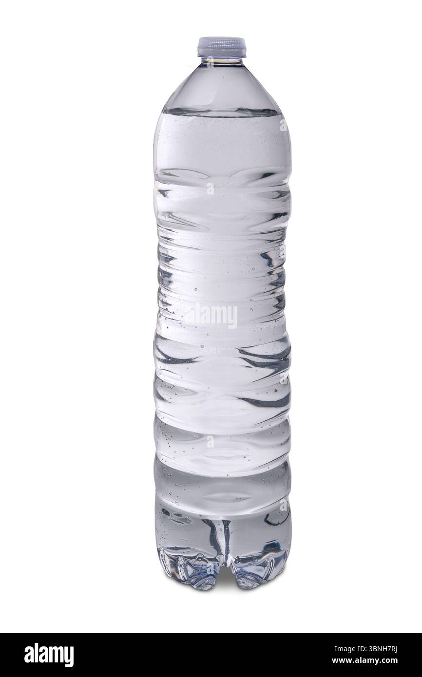 Bottiglia d'acqua monouso trasparente, bottiglia d'acqua in plastica isolata su bianco con percorso di ritaglio incluso Foto Stock