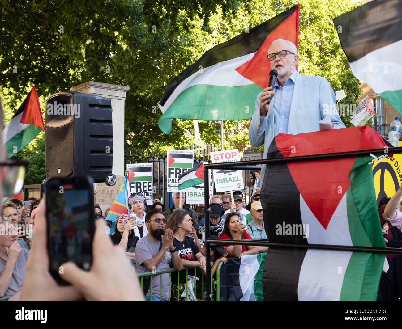 Londra, Westminster, 2 luglio 2025. Mentre il deputato vota in modo schiacciante per proscrivere l'azione palestinese e rischiare di criminalizzare la protesta legittima, Jeremy Corbyn, deputato per Islington North, si rivolge a circa 1.000 persone riunite a Downing Street per esprimere la loro rabbia per il divieto. Crediti: Leo Bild/Alamy Live News Foto Stock