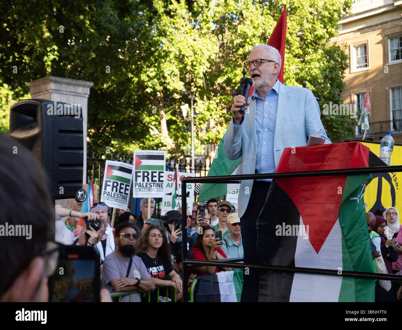 Londra, Westminster, 2 luglio 2025. Mentre il deputato vota in modo schiacciante per proscrivere l'azione palestinese e rischiare di criminalizzare la protesta legittima, Jeremy Corbyn, deputato per Islington North, si rivolge a circa 1.000 persone riunite a Downing Street per esprimere la loro rabbia per il divieto. Crediti: Leo Bild/Alamy Live News Foto Stock