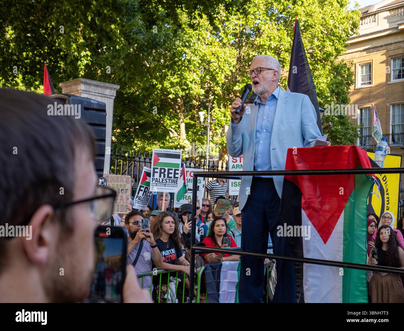 Londra, Westminster, 2 luglio 2025. Mentre il deputato vota in modo schiacciante per proscrivere l'azione palestinese e rischiare di criminalizzare la protesta legittima, Jeremy Corbyn, deputato per Islington North, si rivolge a circa 1.000 persone riunite a Downing Street per esprimere la loro rabbia per il divieto. Crediti: Leo Bild/Alamy Live News Foto Stock