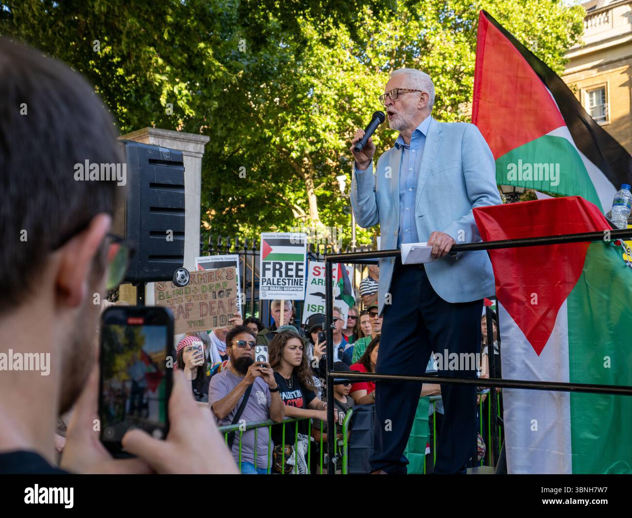 Londra, Westminster, 2 luglio 2025. Mentre il deputato vota in modo schiacciante per proscrivere l'azione palestinese e rischiare di criminalizzare la protesta legittima, Jeremy Corbyn, deputato per Islington North, si rivolge a circa 1.000 persone riunite a Downing Street per esprimere la loro rabbia per il divieto. Crediti: Leo Bild/Alamy Live News Foto Stock