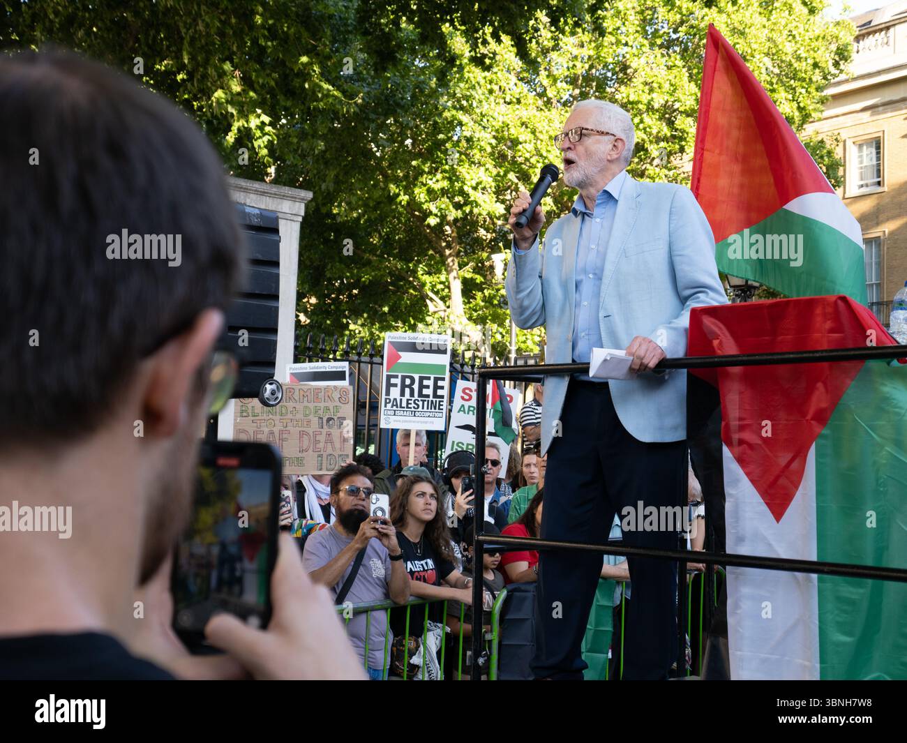 Londra, Westminster, 2 luglio 2025. Mentre il deputato vota in modo schiacciante per proscrivere l'azione palestinese e rischiare di criminalizzare la protesta legittima, Jeremy Corbyn, deputato per Islington North, si rivolge a circa 1.000 persone riunite a Downing Street per esprimere la loro rabbia per il divieto. Crediti: Leo Bild/Alamy Live News Foto Stock