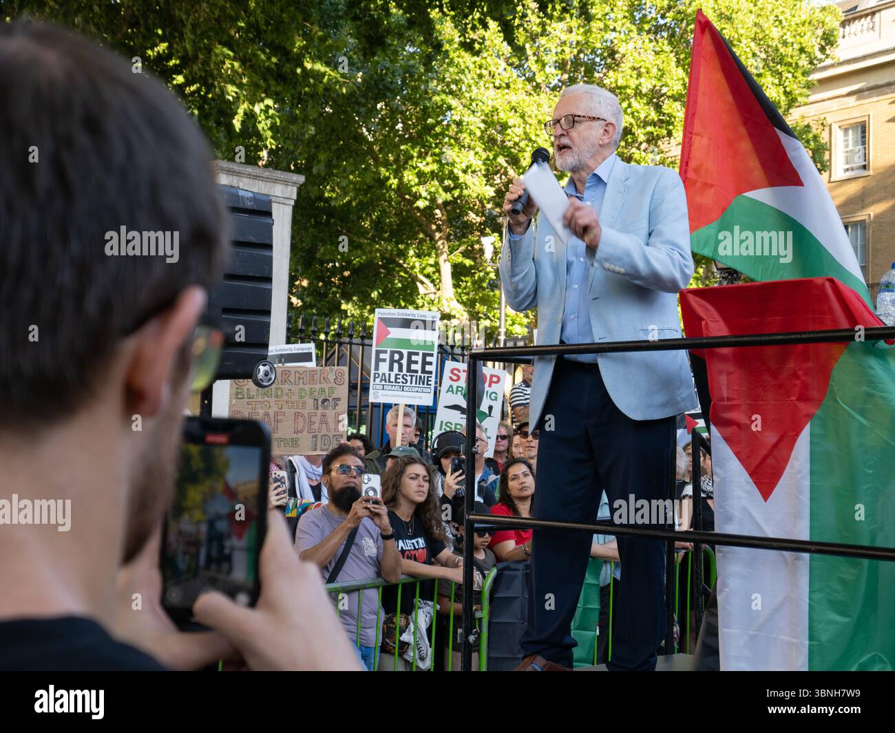 Londra, Westminster, 2 luglio 2025. Mentre il deputato vota in modo schiacciante per proscrivere l'azione palestinese e rischiare di criminalizzare la protesta legittima, Jeremy Corbyn, deputato per Islington North, si rivolge a circa 1.000 persone riunite a Downing Street per esprimere la loro rabbia per il divieto. Crediti: Leo Bild/Alamy Live News Foto Stock
