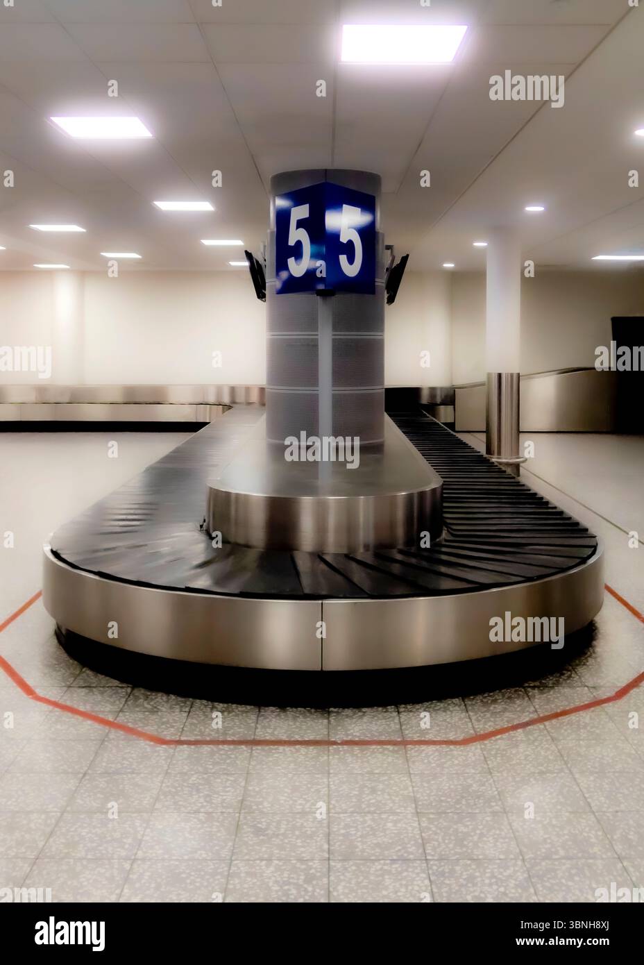 Una giostra bagagli vuota in un terminal dell'aeroporto. Foto Stock