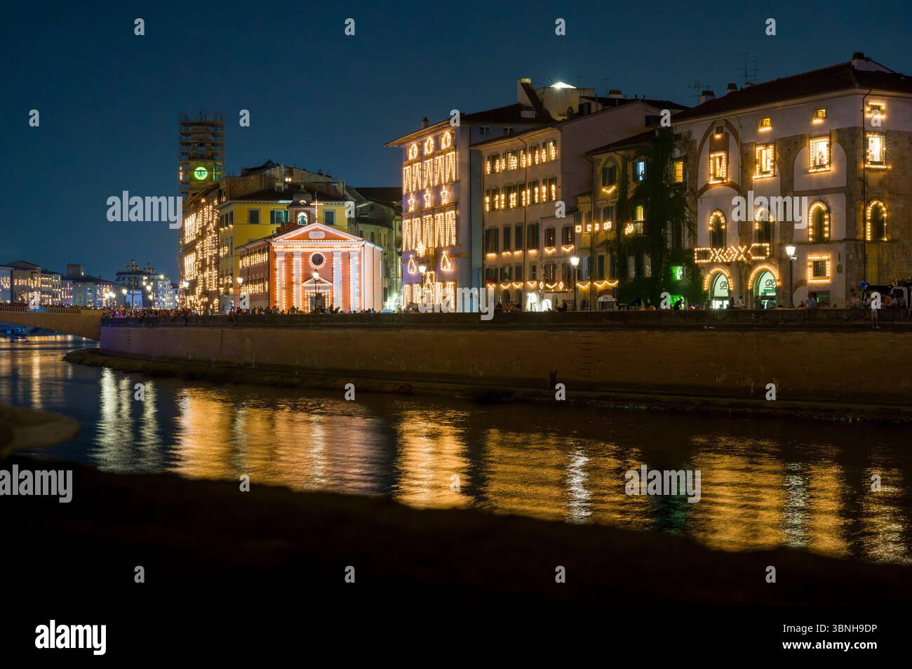 Festa annuale - Luminara di San Ranieri - sul Lungarnos (Lungarni) lungo le rive del fiume Arno per celebrare la festa patronale con ca Foto Stock