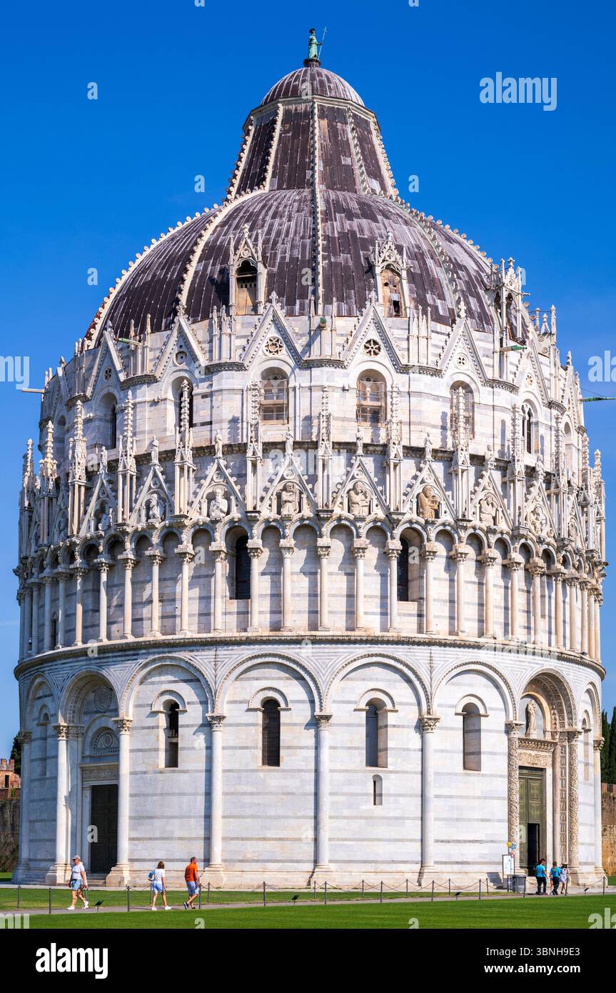 Turisti al Battistero di San Giovanni di Pisa - Battistero di San Giovanni - dove i visitatori del mondo vengono a vedere la Torre Pendente di Pisa in Italia Foto Stock