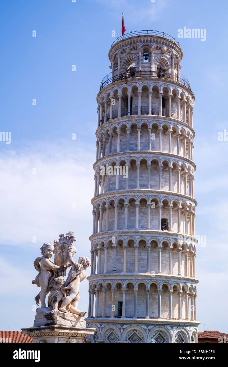 Statua Angelo Caduto - Angelo caduto - e famosa Torre Pendente di Pisa - il campanile, o campanile autoportante, della cattedrale cattolica romana a. Foto Stock