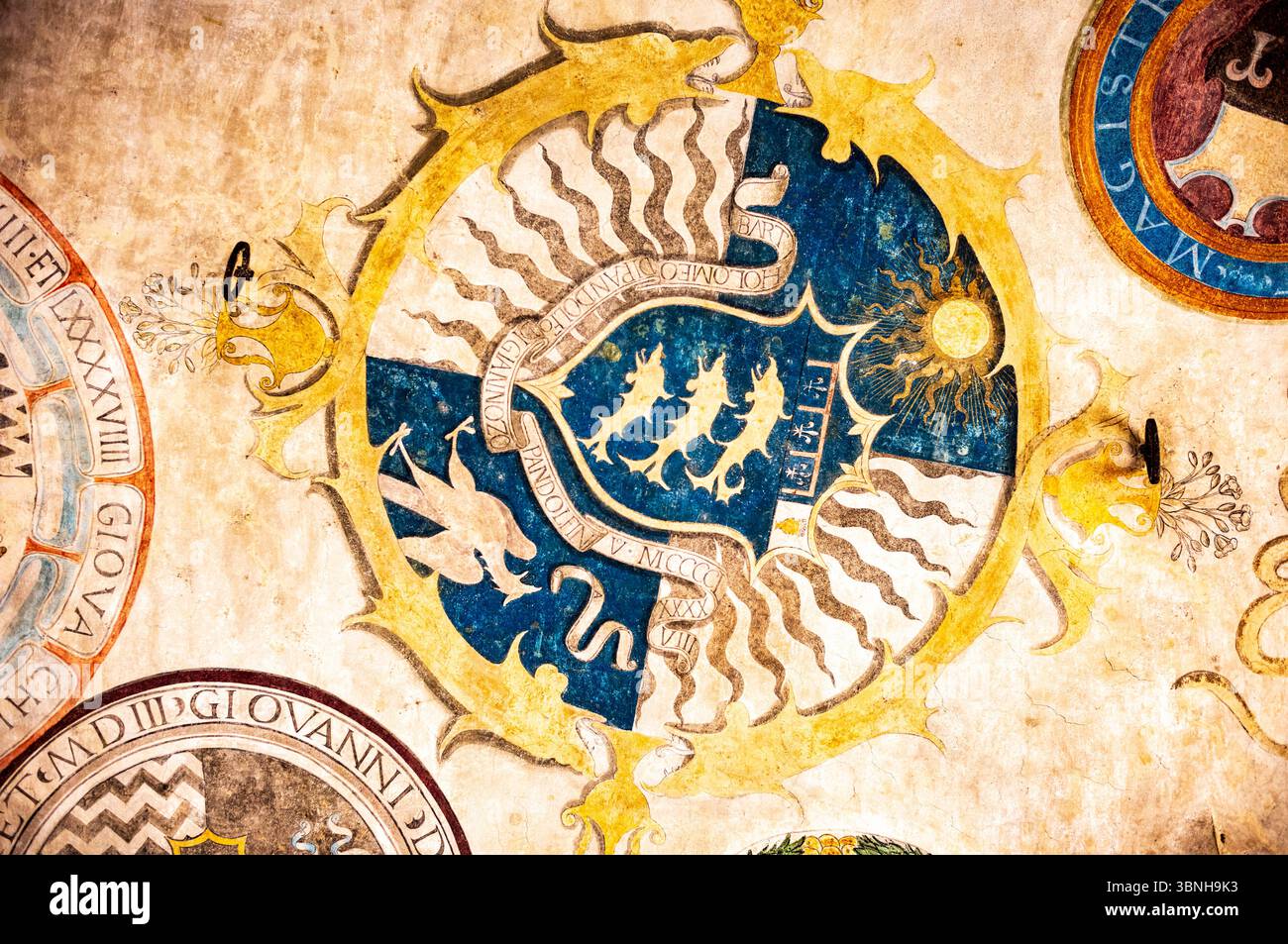 Dettaglio soffitto a Palazzo Pretorio, nella medievale Certaldo alto in Toscana, Italia, Foto Stock