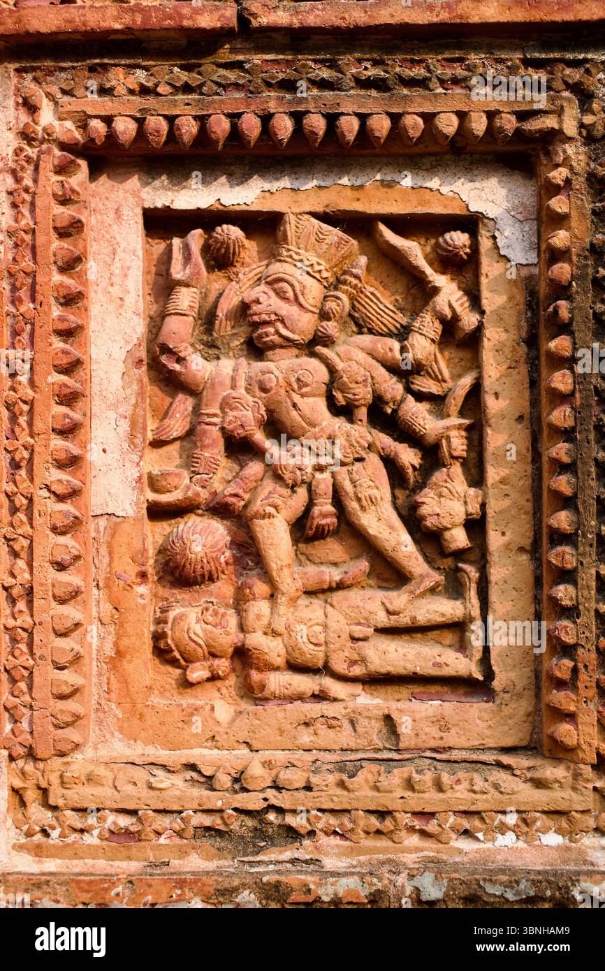 Rilievo in terracotta della dea Kali al Tempio Pancha Ratna Govinda, Puthia, mostrando la sua feroce forma con armi e teste mozzate. Foto Stock