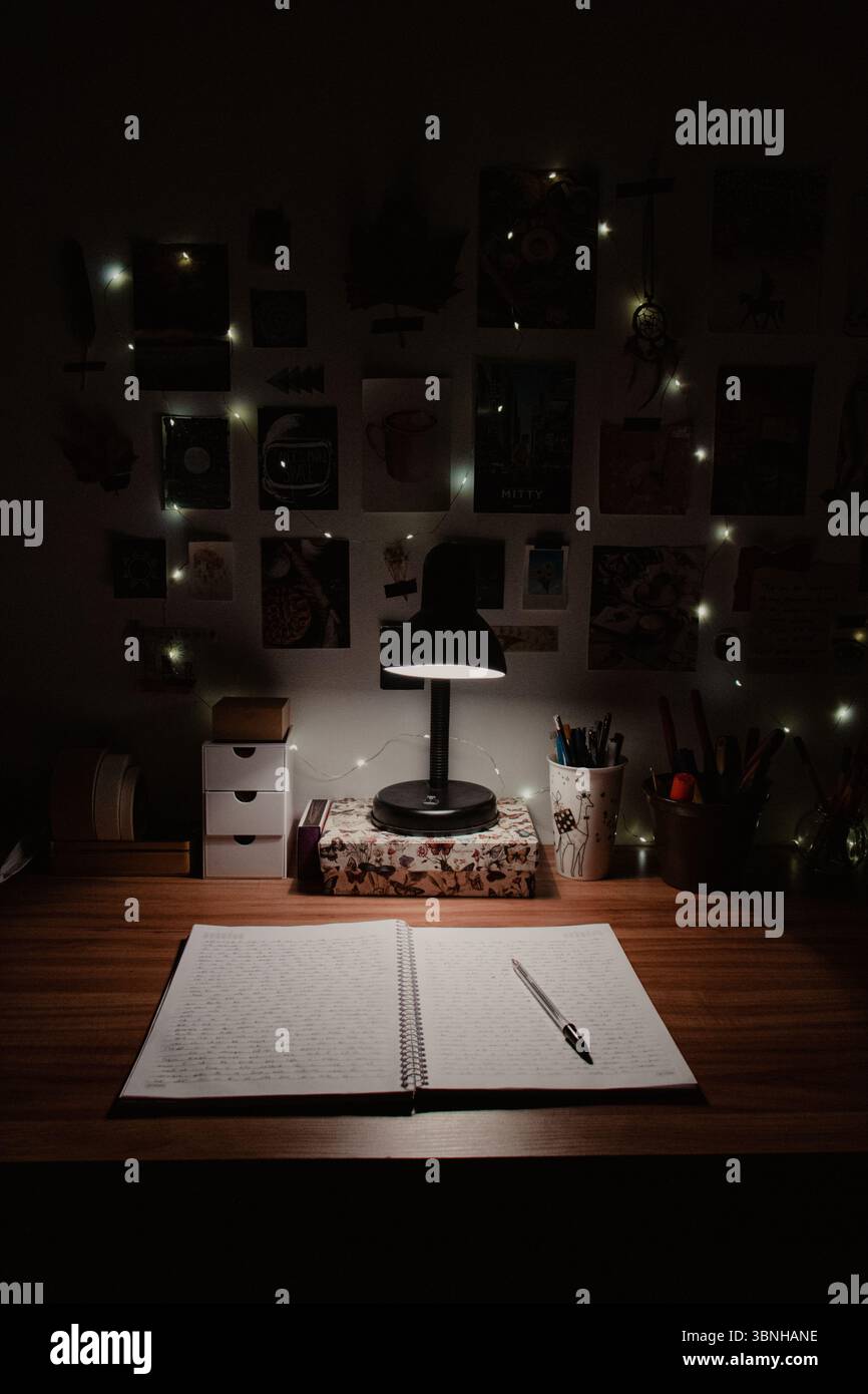 Comoda scrivania con luci a corda Foto Stock