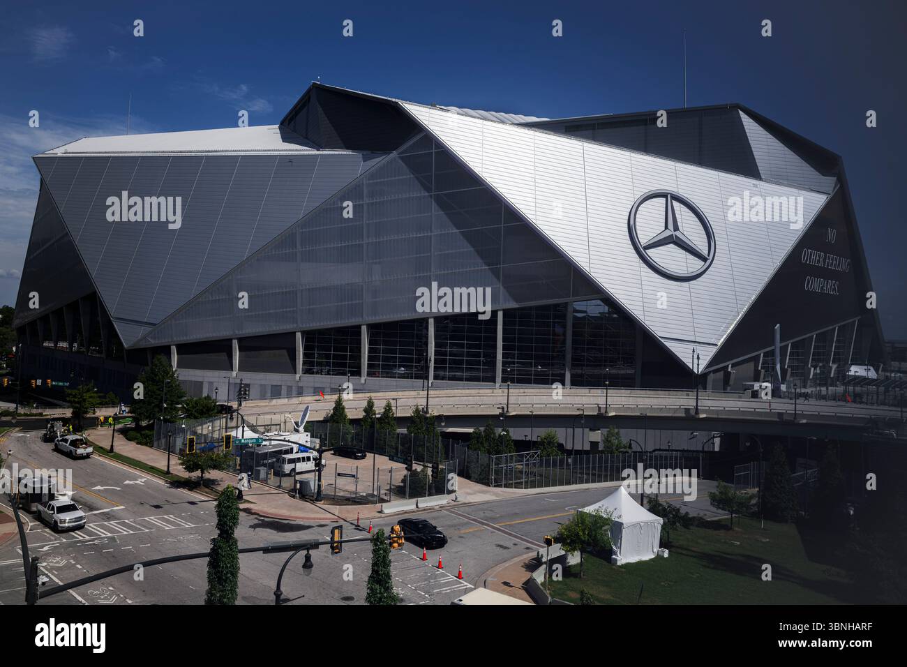 Una vista generale mostra il Mercedes-Benz Stadium di Atlanta, Georgia. Il Mercedes-Benz Stadium è uno stadio polivalente con tetto apribile, sede degli Atlanta Falcons e dell'Atlanta United FC, che ospiterà le partite durante la Coppa del mondo FIFA 2026. Foto Stock