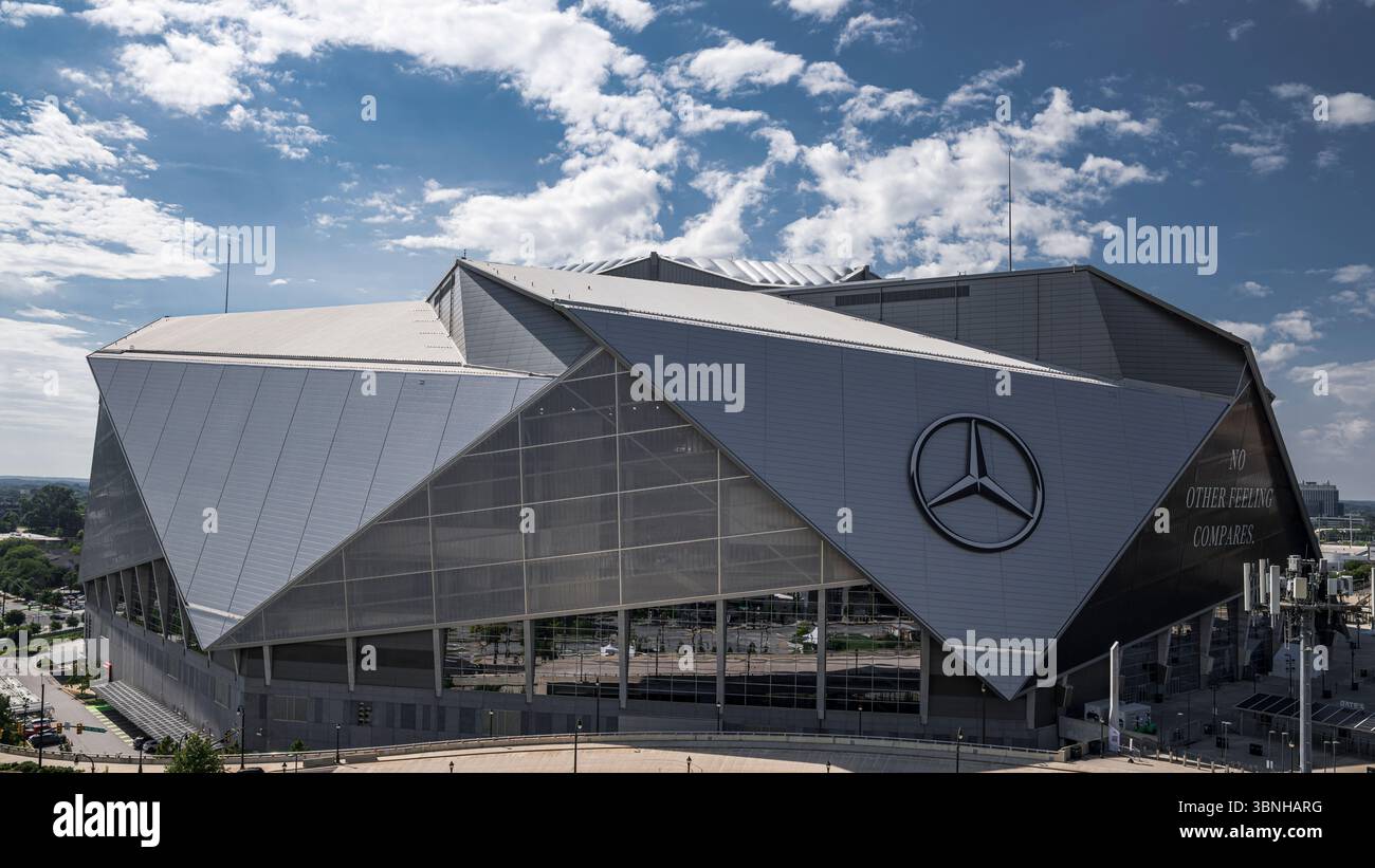 Una vista generale mostra il Mercedes-Benz Stadium di Atlanta, Georgia. Il Mercedes-Benz Stadium è uno stadio polivalente con tetto apribile, sede degli Atlanta Falcons e dell'Atlanta United FC, che ospiterà le partite durante la Coppa del mondo FIFA 2026. Foto Stock