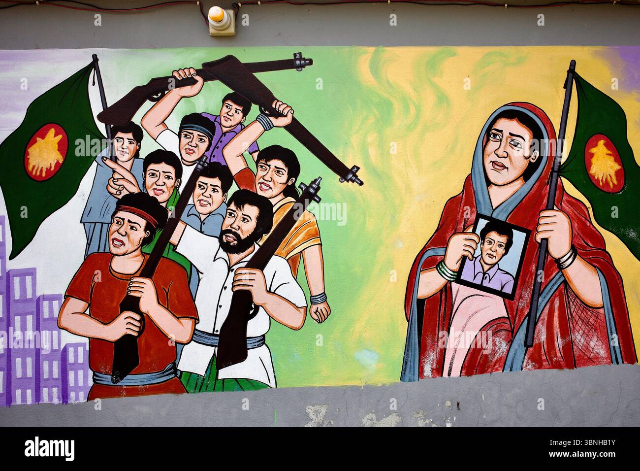 Murale di Rangpur che mostra i combattenti del Bangladesh con fucili e una donna in lutto con un ritratto, commemorando la guerra di liberazione del 1971. Foto Stock