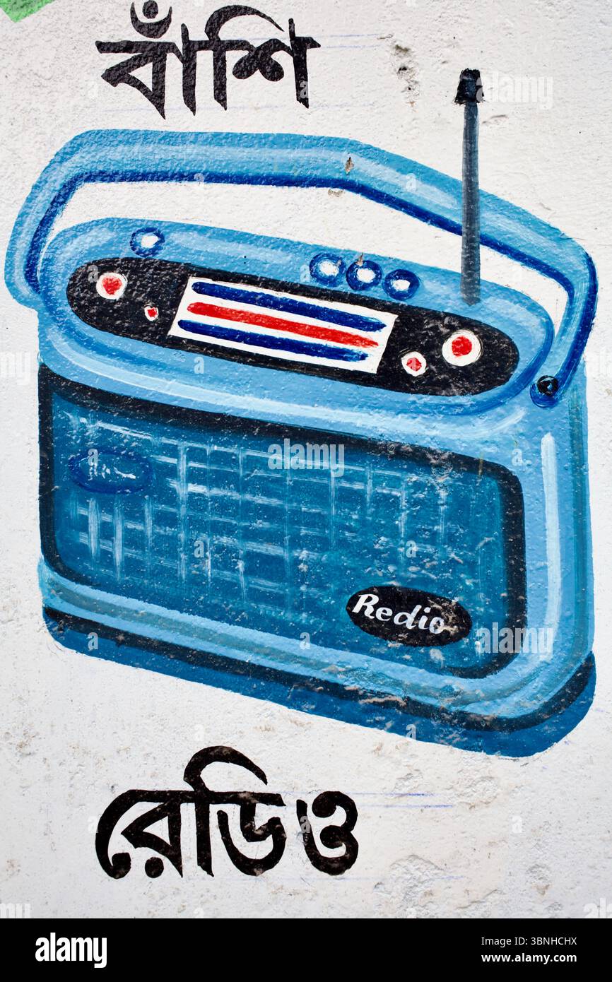 Radio dipinta a mano da un murale di preparazione al terremoto a Rangpur, Bangladesh, che promuove l'accesso agli aggiornamenti di emergenza e agli avvisi pubblici. Foto Stock