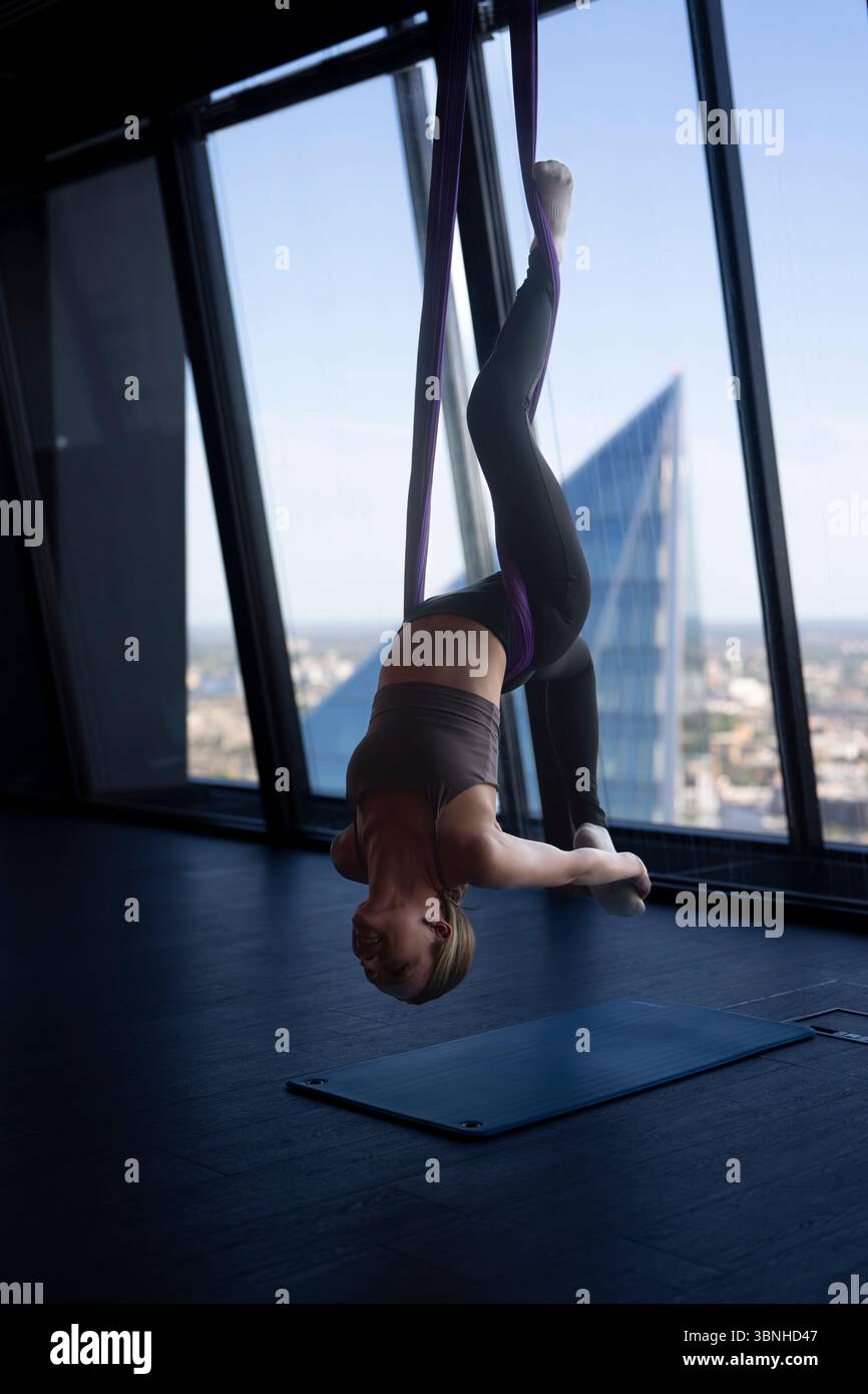 Eastern City Aerial Yoga Foto Stock