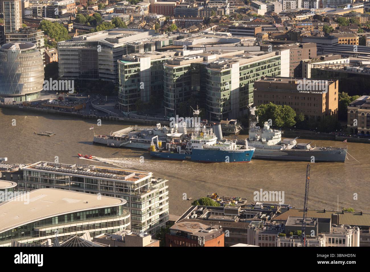 Vista del Tamigi a Londra, Regno Unito, con la HMS Belfast e la Cefas Endeavour attraccata vicino al municipio. Foto Stock