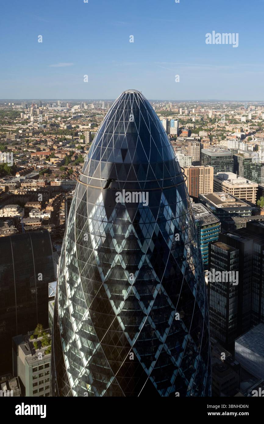 Una vista ad alto angolo del 30 St Mary Axe, 'The Gherkin', a Londra. L'iconico grattacielo si distingue contro lo skyline della città. Foto Stock