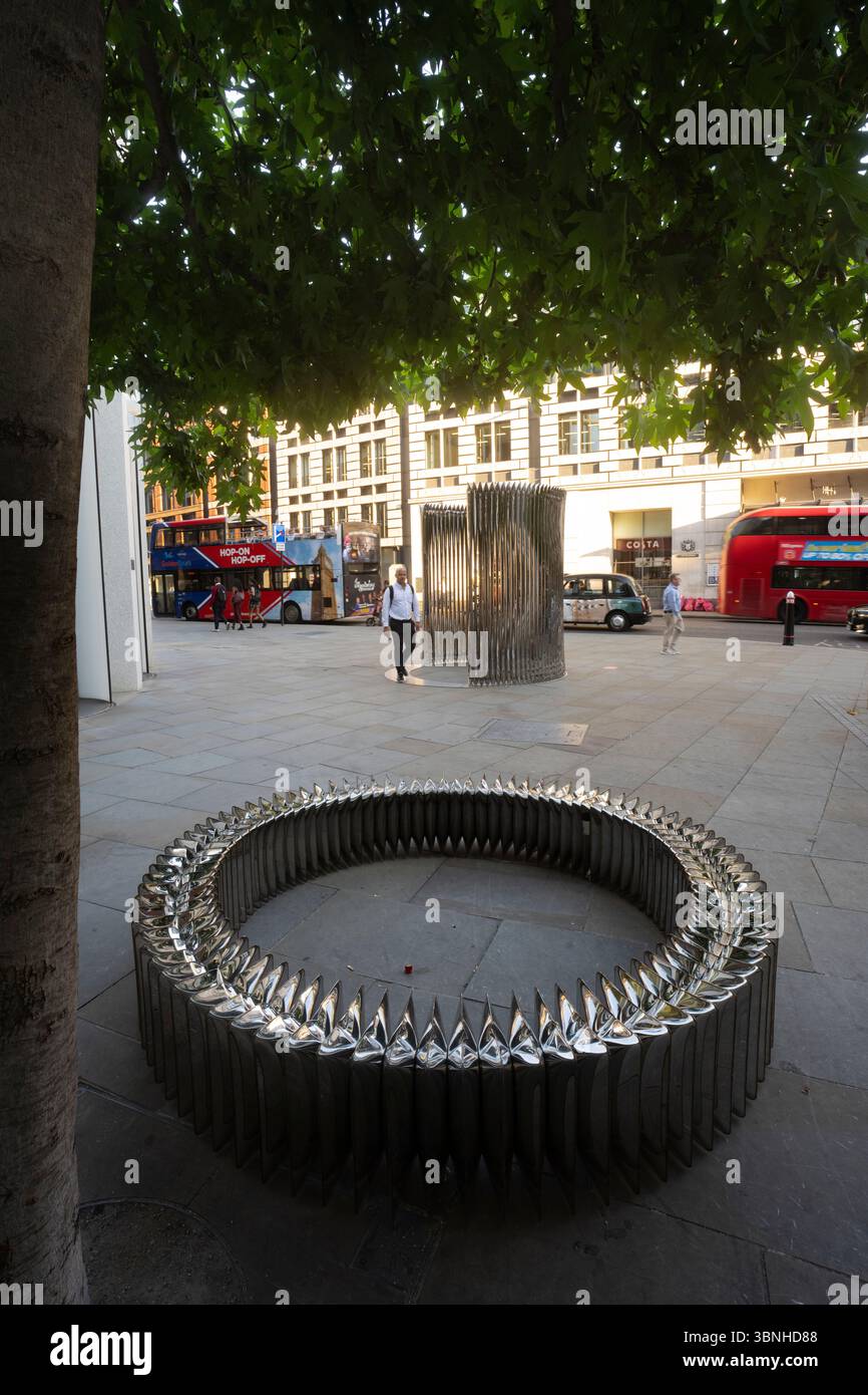 Whispers, di Oscar Zieta, su Ludgate Hill, City of London, Fleet Street Quarter e London Festival of Architecture 2025 Foto Stock